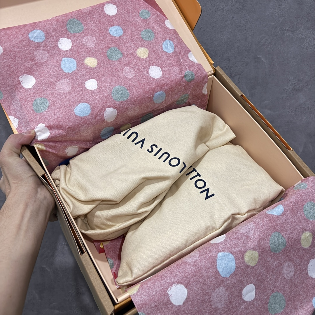 图片[12]-【天花板/Goat版】 市场最强版 没有之一的存在💪🏻 Louis Vuitton LV Trainer 系列全新版上架 手里有正品的可以对比下🆚懂货的看细节‼️ 此版品质是市场从未达到的新高度！ 整体版型 皮料 牛仔布的色差 压花纹路清晰度 后跟版型等等 都可以自行对比[机智]吊打市场所有货，怒甩十条街的那种，直接来正品对比图🆚，欢迎拿市场各大工厂的货来对比！ 尺码：35-45码-选品中心