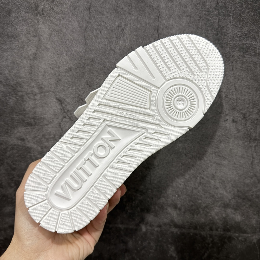 图片[9]-【天花板/Goat版】 市场最强版 没有之一的存在💪🏻 Louis Vuitton LV Trainer 系列全新版上架 手里有正品的可以对比下🆚懂货的看细节‼️ 此版品质是市场从未达到的新高度！ 整体版型 皮料 牛仔布的色差 压花纹路清晰度 后跟版型等等 都可以自行对比[机智]吊打市场所有货，怒甩十条街的那种，直接来正品对比图🆚，欢迎拿市场各大工厂的货来对比！ 尺码：35-45码-选品中心