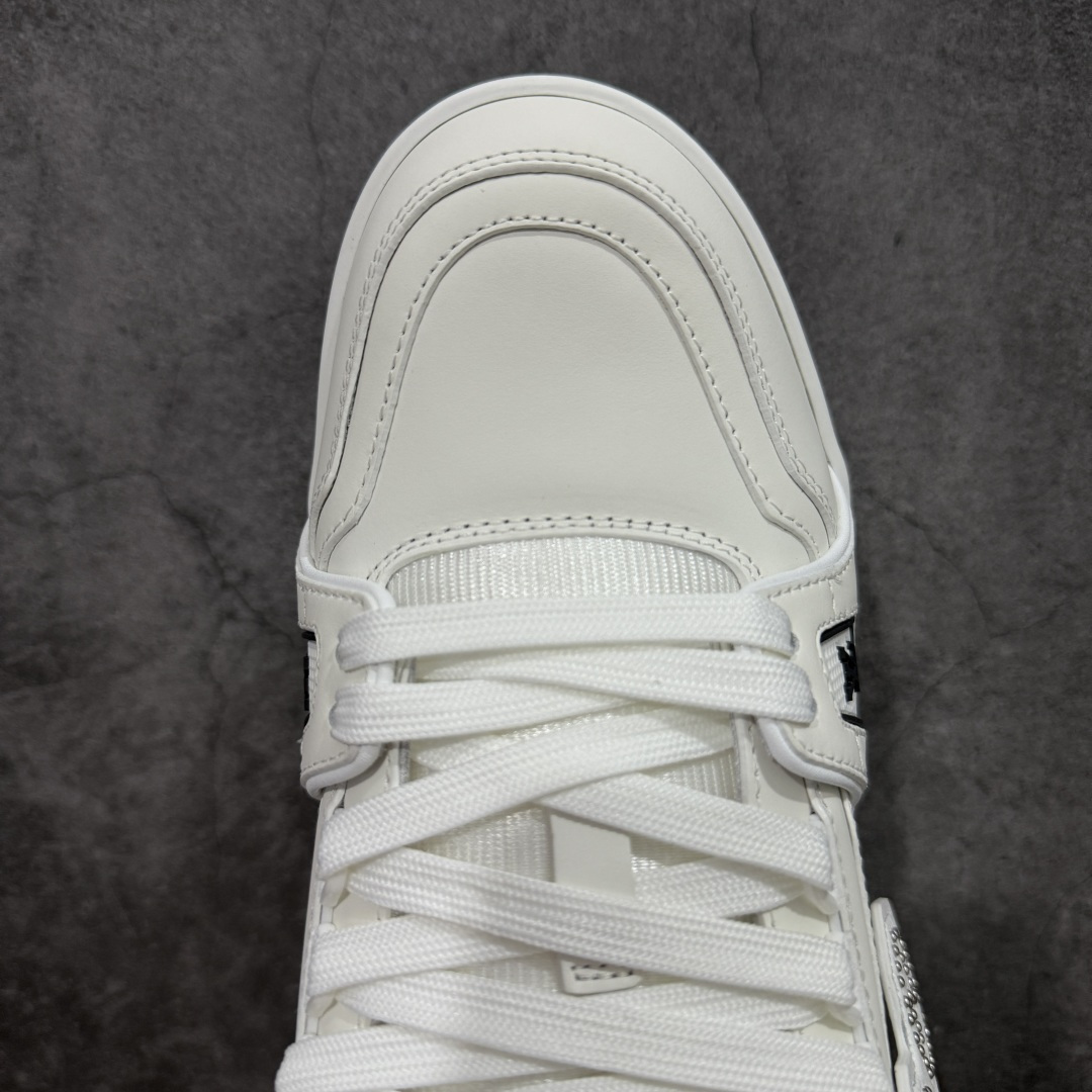 图片[5]-【天花板/Goat版】 市场最强版 没有之一的存在💪🏻 Louis Vuitton LV Trainer 系列全新版上架 手里有正品的可以对比下🆚懂货的看细节‼️ 此版品质是市场从未达到的新高度！ 整体版型 皮料 牛仔布的色差 压花纹路清晰度 后跟版型等等 都可以自行对比[机智]吊打市场所有货，怒甩十条街的那种，直接来正品对比图🆚，欢迎拿市场各大工厂的货来对比！ 尺码：35-45码-选品中心