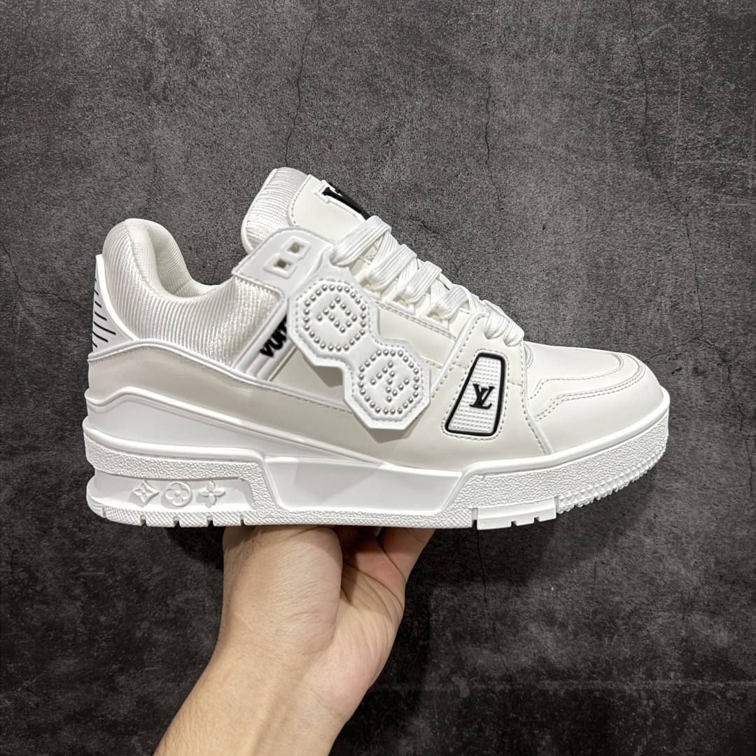 【天花板/Goat版】 市场最强版 没有之一的存在💪🏻 Louis Vuitton LV Trainer 系列全新版上架 手里有正品的可以对比下🆚懂货的看细节‼️ 此版品质是市场从未达到的新高度！ 整体版型 皮料 牛仔布的色差 压花纹路清晰度 后跟版型等等 都可以自行对比[机智]吊打市场所有货，怒甩十条街的那种，直接来正品对比图🆚，欢迎拿市场各大工厂的货来对比！ 尺码：35-45码-选品中心