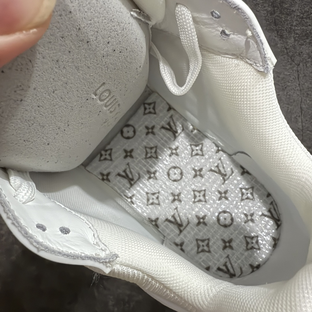 图片[9]-【天花板/Goat版】 市场最强版 没有之一的存在💪🏻 Louis Vuitton LV Trainer 系列全新版上架 手里有正品的可以对比下🆚懂货的看细节‼️ 此版品质是市场从未达到的新高度！ 整体版型 皮料 牛仔布的色差 压花纹路清晰度 后跟版型等等 都可以自行对比[机智]吊打市场所有货，怒甩十条街的那种，直接来正品对比图🆚，欢迎拿市场各大工厂的货来对比！ 尺码：35-45码-选品中心