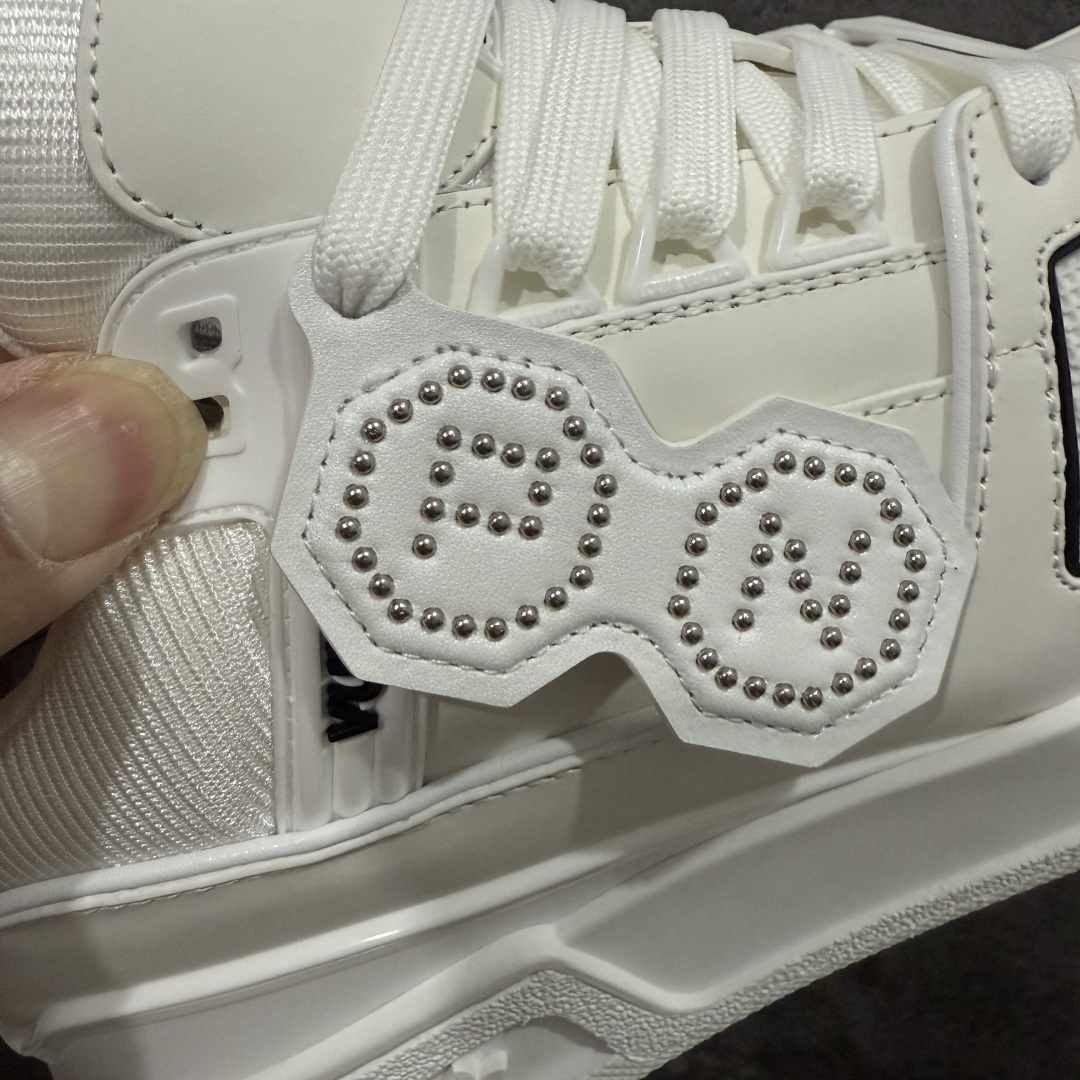 图片[3]-【天花板/Goat版】 市场最强版 没有之一的存在💪🏻 Louis Vuitton LV Trainer 系列全新版上架 手里有正品的可以对比下🆚懂货的看细节‼️ 此版品质是市场从未达到的新高度！ 整体版型 皮料 牛仔布的色差 压花纹路清晰度 后跟版型等等 都可以自行对比[机智]吊打市场所有货，怒甩十条街的那种，直接来正品对比图🆚，欢迎拿市场各大工厂的货来对比！ 尺码：35-45码-选品中心