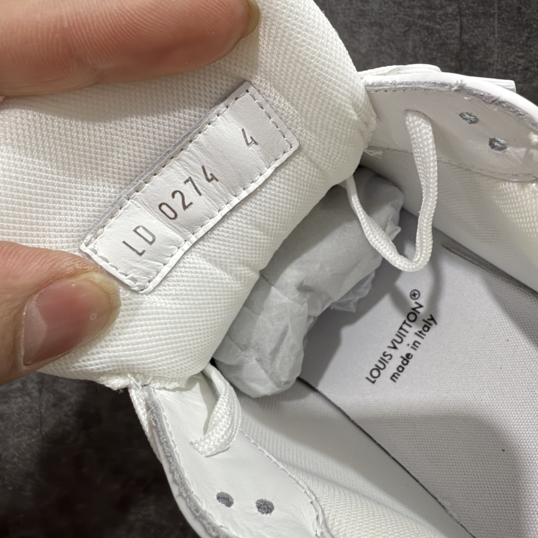 图片[7]-【天花板/Goat版】 市场最强版 没有之一的存在💪🏻 Louis Vuitton LV Trainer 系列全新版上架 手里有正品的可以对比下🆚懂货的看细节‼️ 此版品质是市场从未达到的新高度！ 整体版型 皮料 牛仔布的色差 压花纹路清晰度 后跟版型等等 都可以自行对比[机智]吊打市场所有货，怒甩十条街的那种，直接来正品对比图🆚，欢迎拿市场各大工厂的货来对比！ 尺码：35-45码-选品中心