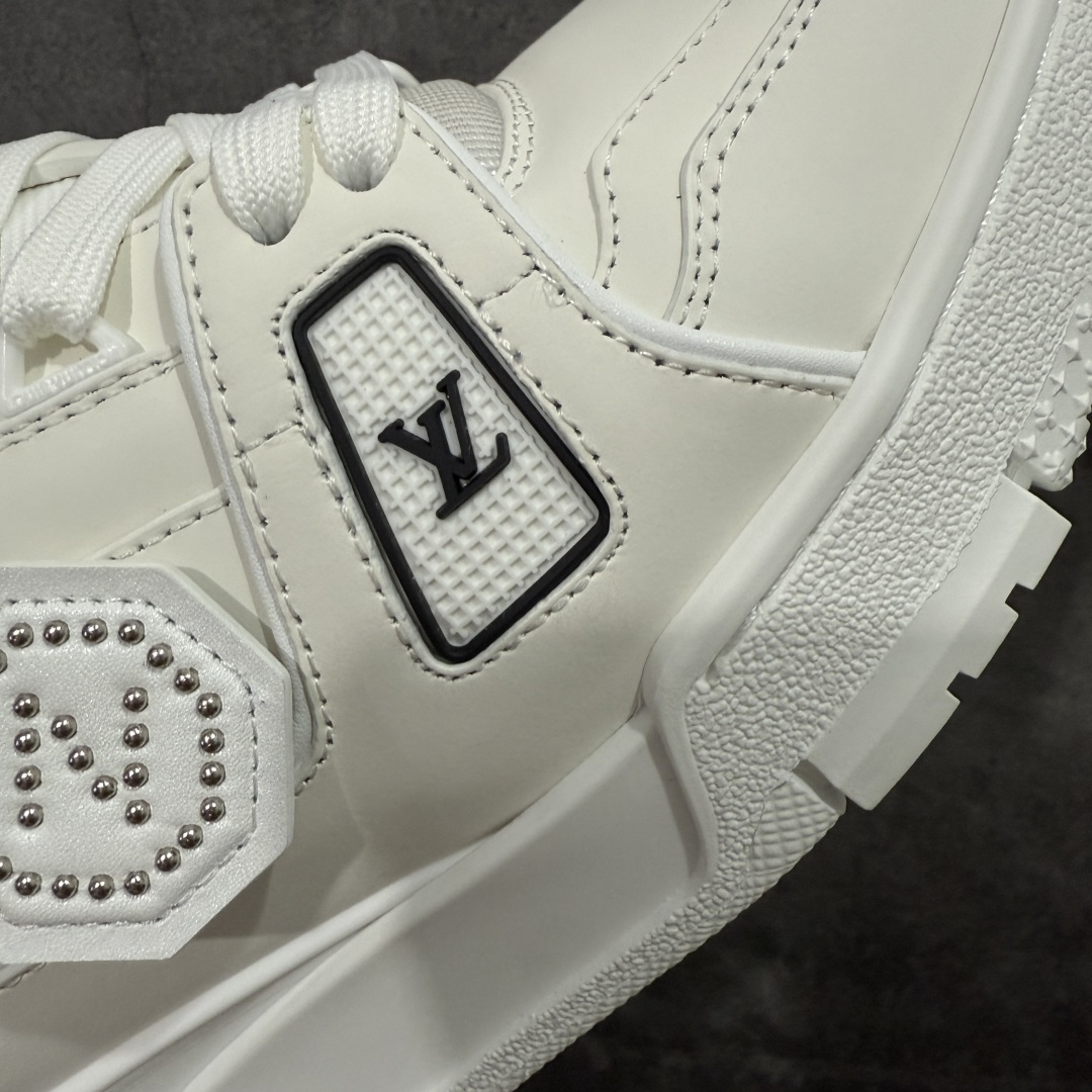 图片[4]-【天花板/Goat版】 市场最强版 没有之一的存在💪🏻 Louis Vuitton LV Trainer 系列全新版上架 手里有正品的可以对比下🆚懂货的看细节‼️ 此版品质是市场从未达到的新高度！ 整体版型 皮料 牛仔布的色差 压花纹路清晰度 后跟版型等等 都可以自行对比[机智]吊打市场所有货，怒甩十条街的那种，直接来正品对比图🆚，欢迎拿市场各大工厂的货来对比！ 尺码：35-45码-选品中心