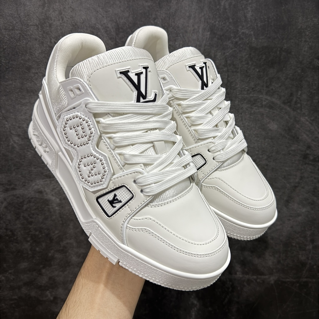 【天花板/Goat版】 市场最强版 没有之一的存在💪🏻 Louis Vuitton LV Trainer 系列全新版上架 手里有正品的可以对比下🆚懂货的看细节‼️ 此版品质是市场从未达到的新高度！ 整体版型 皮料 牛仔布的色差 压花纹路清晰度 后跟版型等等 都可以自行对比[机智]吊打市场所有货，怒甩十条街的那种，直接来正品对比图🆚，欢迎拿市场各大工厂的货来对比！ 尺码：35-45码-选品中心