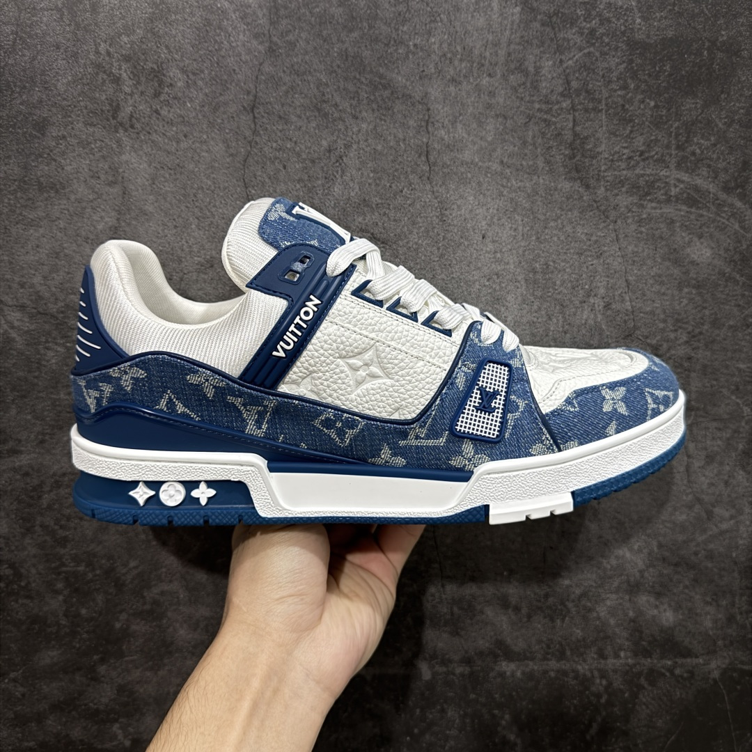 【天花板/Goat版】 市场最强版 没有之一的存在💪🏻 Louis Vuitton LV Trainer 系列全新版上架 手里有正品的可以对比下🆚懂货的看细节‼️ 此版品质是市场从未达到的新高度！ 整体版型 皮料 牛仔布的色差 压花纹路清晰度 后跟版型等等 都可以自行对比[机智]吊打市场所有货，怒甩十条街的那种，直接来正品对比图🆚，欢迎拿市场各大工厂的货来对比！ 尺码：35-45码-选品中心