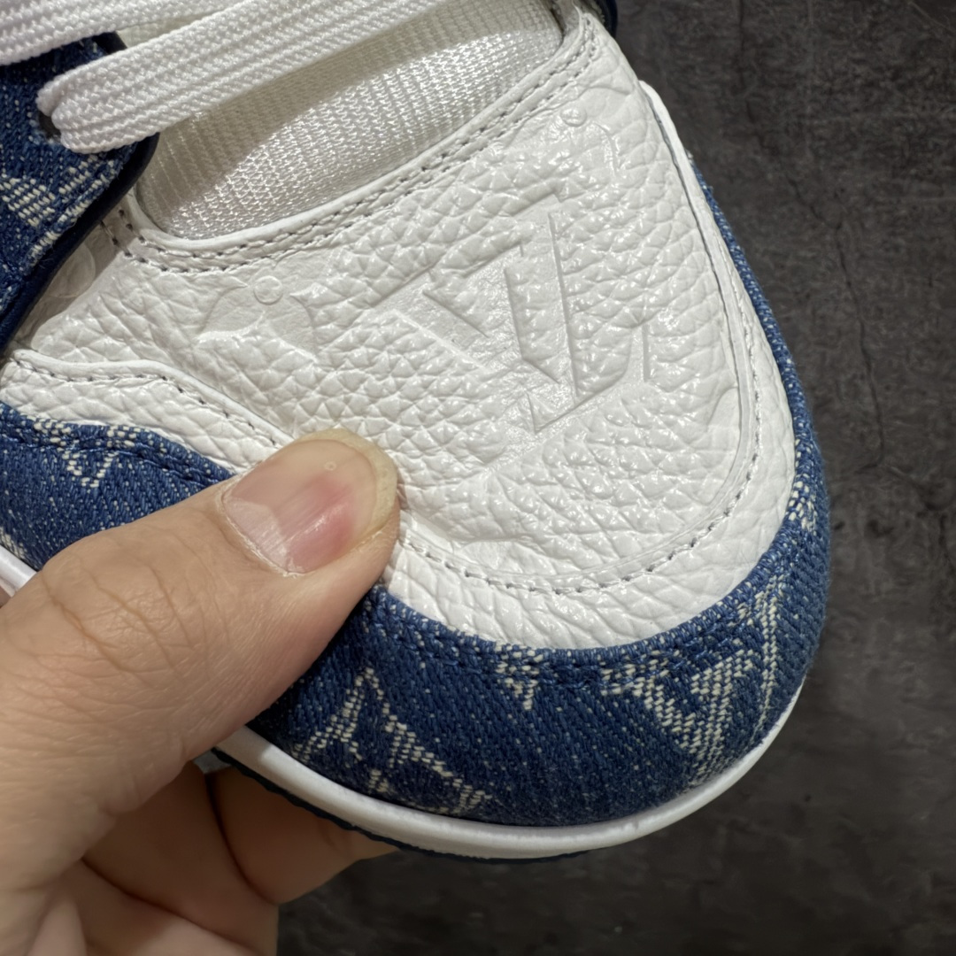 图片[5]-【天花板/Goat版】 市场最强版 没有之一的存在💪🏻 Louis Vuitton LV Trainer 系列全新版上架 手里有正品的可以对比下🆚懂货的看细节‼️ 此版品质是市场从未达到的新高度！ 整体版型 皮料 牛仔布的色差 压花纹路清晰度 后跟版型等等 都可以自行对比[机智]吊打市场所有货，怒甩十条街的那种，直接来正品对比图🆚，欢迎拿市场各大工厂的货来对比！ 尺码：35-45码-选品中心