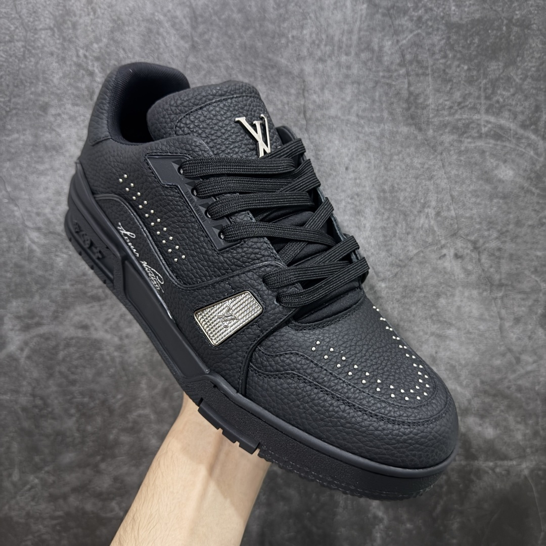 图片[3]-【天花板/Goat版】 市场最强版 没有之一的存在💪🏻 Louis Vuitton LV Trainer 系列全新版上架 手里有正品的可以对比下🆚懂货的看细节‼️ 此版品质是市场从未达到的新高度！ 整体版型 皮料 牛仔布的色差 压花纹路清晰度 后跟版型等等 都可以自行对比[机智]吊打市场所有货，怒甩十条街的那种，直接来正品对比图🆚，欢迎拿市场各大工厂的货来对比！ 尺码：35-45码-选品中心