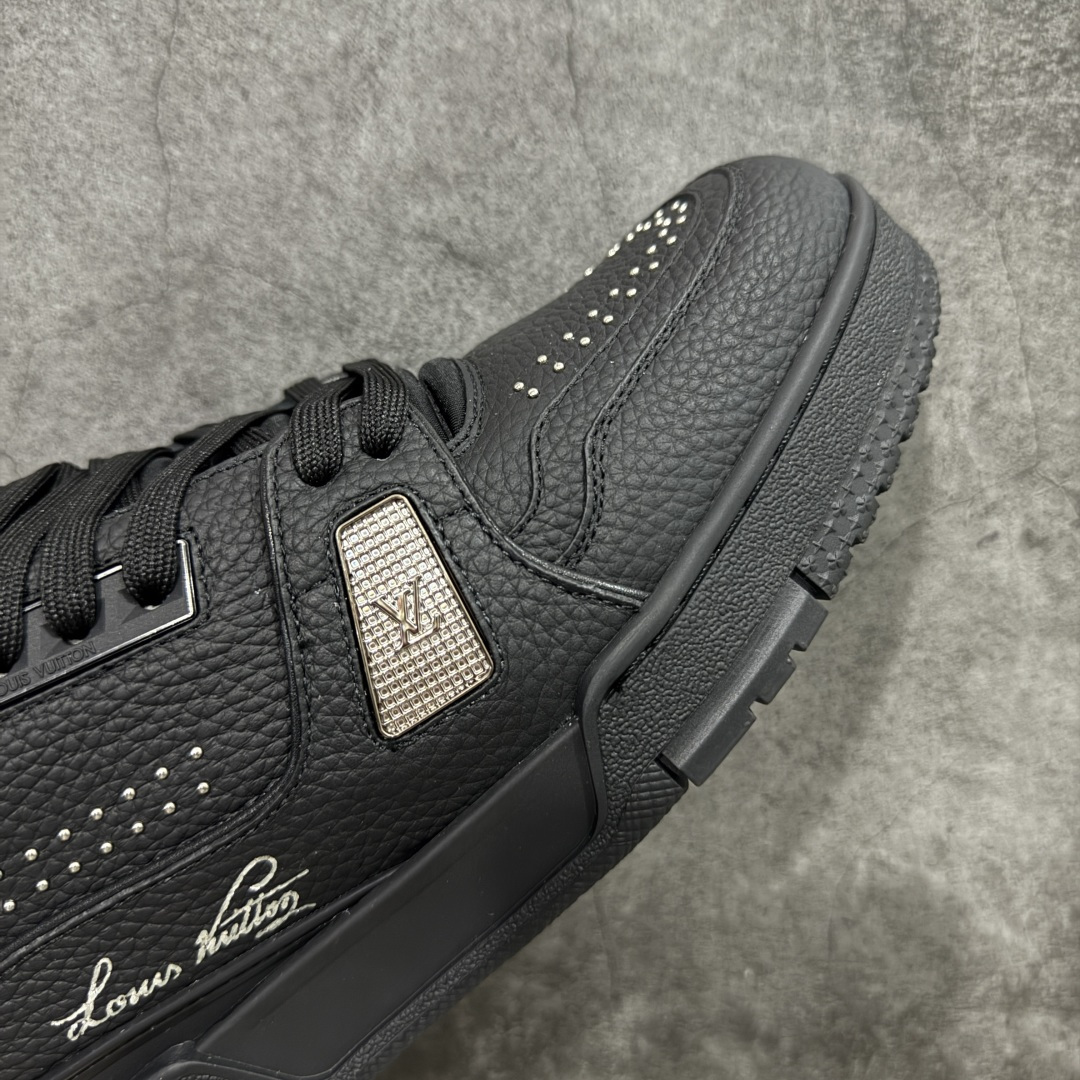 图片[6]-【天花板/Goat版】 市场最强版 没有之一的存在💪🏻 Louis Vuitton LV Trainer 系列全新版上架 手里有正品的可以对比下🆚懂货的看细节‼️ 此版品质是市场从未达到的新高度！ 整体版型 皮料 牛仔布的色差 压花纹路清晰度 后跟版型等等 都可以自行对比[机智]吊打市场所有货，怒甩十条街的那种，直接来正品对比图🆚，欢迎拿市场各大工厂的货来对比！ 尺码：35-45码-选品中心