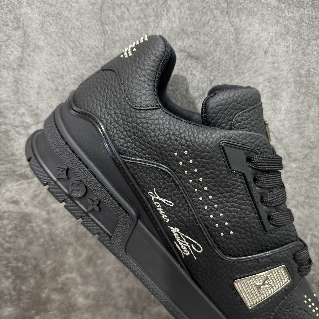 图片[7]-【天花板/Goat版】 市场最强版 没有之一的存在💪🏻 Louis Vuitton LV Trainer 系列全新版上架 手里有正品的可以对比下🆚懂货的看细节‼️ 此版品质是市场从未达到的新高度！ 整体版型 皮料 牛仔布的色差 压花纹路清晰度 后跟版型等等 都可以自行对比[机智]吊打市场所有货，怒甩十条街的那种，直接来正品对比图🆚，欢迎拿市场各大工厂的货来对比！ 尺码：35-45码-选品中心