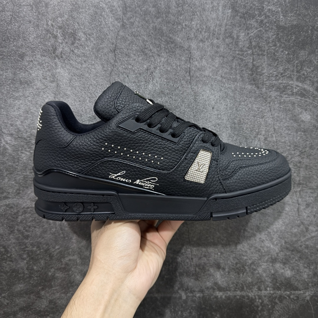 【天花板/Goat版】 市场最强版 没有之一的存在💪🏻 Louis Vuitton LV Trainer 系列全新版上架 手里有正品的可以对比下🆚懂货的看细节‼️ 此版品质是市场从未达到的新高度！ 整体版型 皮料 牛仔布的色差 压花纹路清晰度 后跟版型等等 都可以自行对比[机智]吊打市场所有货，怒甩十条街的那种，直接来正品对比图🆚，欢迎拿市场各大工厂的货来对比！ 尺码：35-45码-选品中心