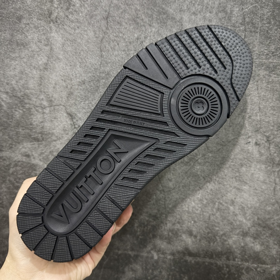 图片[9]-【天花板/Goat版】 市场最强版 没有之一的存在💪🏻 Louis Vuitton LV Trainer 系列全新版上架 手里有正品的可以对比下🆚懂货的看细节‼️ 此版品质是市场从未达到的新高度！ 整体版型 皮料 牛仔布的色差 压花纹路清晰度 后跟版型等等 都可以自行对比[机智]吊打市场所有货，怒甩十条街的那种，直接来正品对比图🆚，欢迎拿市场各大工厂的货来对比！ 尺码：35-45码-选品中心