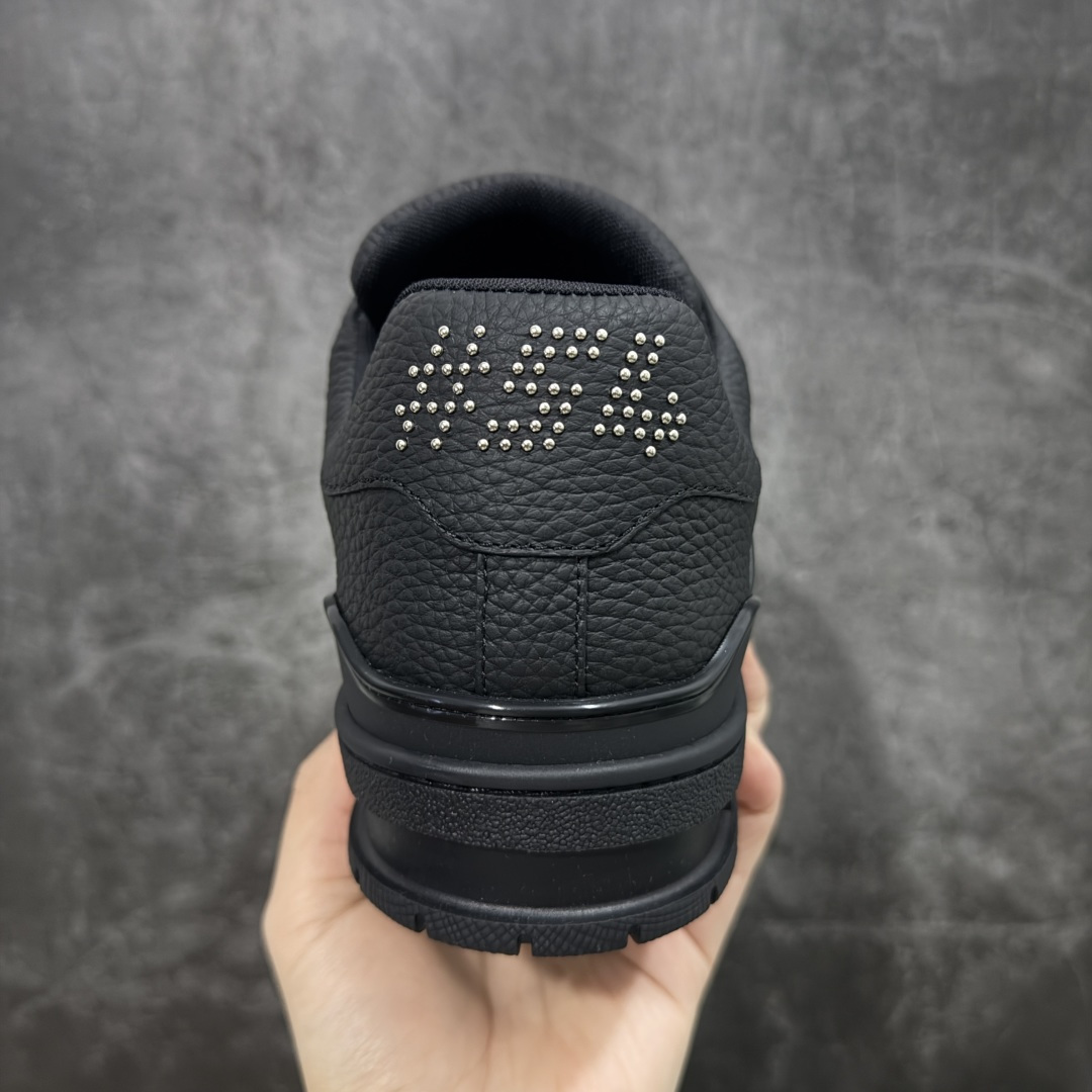 图片[4]-【天花板/Goat版】 市场最强版 没有之一的存在💪🏻 Louis Vuitton LV Trainer 系列全新版上架 手里有正品的可以对比下🆚懂货的看细节‼️ 此版品质是市场从未达到的新高度！ 整体版型 皮料 牛仔布的色差 压花纹路清晰度 后跟版型等等 都可以自行对比[机智]吊打市场所有货，怒甩十条街的那种，直接来正品对比图🆚，欢迎拿市场各大工厂的货来对比！ 尺码：35-45码-选品中心