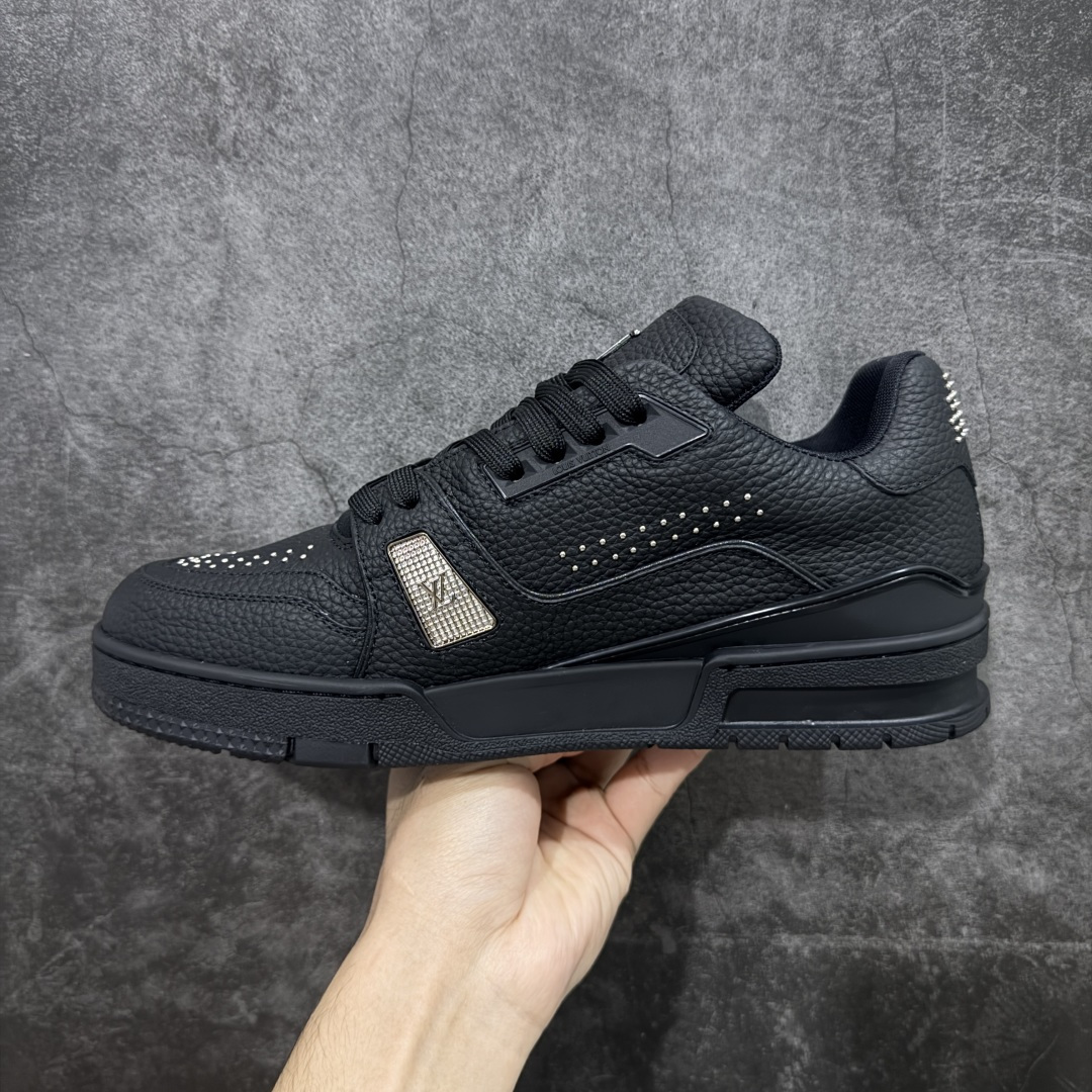 图片[2]-【天花板/Goat版】 市场最强版 没有之一的存在💪🏻 Louis Vuitton LV Trainer 系列全新版上架 手里有正品的可以对比下🆚懂货的看细节‼️ 此版品质是市场从未达到的新高度！ 整体版型 皮料 牛仔布的色差 压花纹路清晰度 后跟版型等等 都可以自行对比[机智]吊打市场所有货，怒甩十条街的那种，直接来正品对比图🆚，欢迎拿市场各大工厂的货来对比！ 尺码：35-45码-选品中心