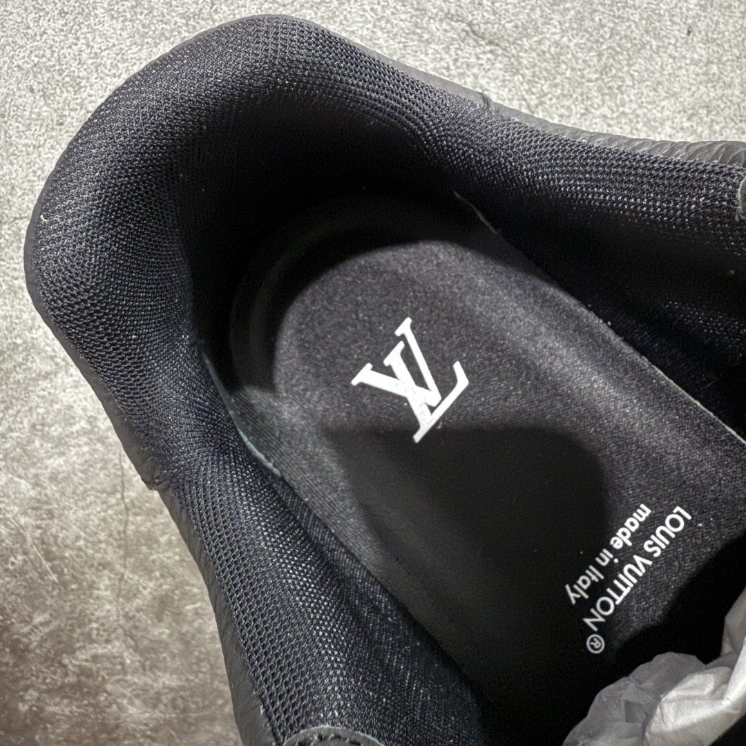 图片[8]-【天花板/Goat版】 市场最强版 没有之一的存在💪🏻 Louis Vuitton LV Trainer 系列全新版上架 手里有正品的可以对比下🆚懂货的看细节‼️ 此版品质是市场从未达到的新高度！ 整体版型 皮料 牛仔布的色差 压花纹路清晰度 后跟版型等等 都可以自行对比[机智]吊打市场所有货，怒甩十条街的那种，直接来正品对比图🆚，欢迎拿市场各大工厂的货来对比！ 尺码：35-45码-选品中心