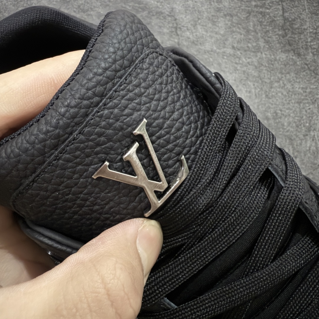 图片[6]-【天花板/Goat版】 市场最强版 没有之一的存在💪🏻 Louis Vuitton LV Trainer 系列全新版上架 手里有正品的可以对比下🆚懂货的看细节‼️ 此版品质是市场从未达到的新高度！ 整体版型 皮料 牛仔布的色差 压花纹路清晰度 后跟版型等等 都可以自行对比[机智]吊打市场所有货，怒甩十条街的那种，直接来正品对比图🆚，欢迎拿市场各大工厂的货来对比！ 尺码：35-45码-选品中心