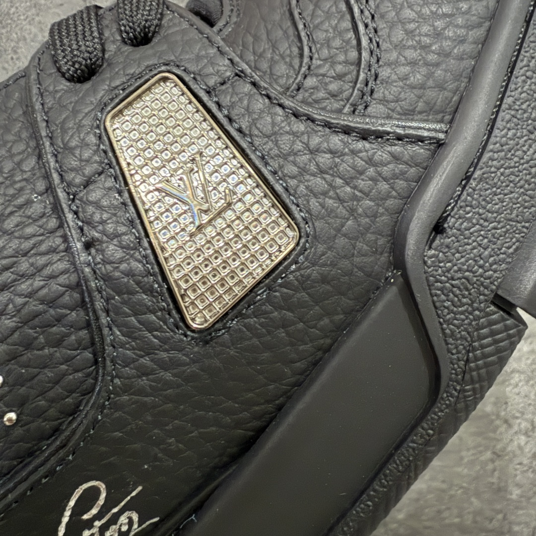 图片[4]-【天花板/Goat版】 市场最强版 没有之一的存在💪🏻 Louis Vuitton LV Trainer 系列全新版上架 手里有正品的可以对比下🆚懂货的看细节‼️ 此版品质是市场从未达到的新高度！ 整体版型 皮料 牛仔布的色差 压花纹路清晰度 后跟版型等等 都可以自行对比[机智]吊打市场所有货，怒甩十条街的那种，直接来正品对比图🆚，欢迎拿市场各大工厂的货来对比！ 尺码：35-45码-选品中心