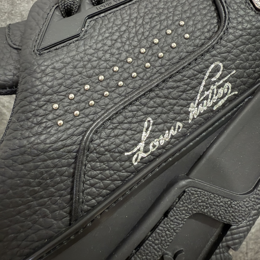 图片[3]-【天花板/Goat版】 市场最强版 没有之一的存在💪🏻 Louis Vuitton LV Trainer 系列全新版上架 手里有正品的可以对比下🆚懂货的看细节‼️ 此版品质是市场从未达到的新高度！ 整体版型 皮料 牛仔布的色差 压花纹路清晰度 后跟版型等等 都可以自行对比[机智]吊打市场所有货，怒甩十条街的那种，直接来正品对比图🆚，欢迎拿市场各大工厂的货来对比！ 尺码：35-45码-选品中心