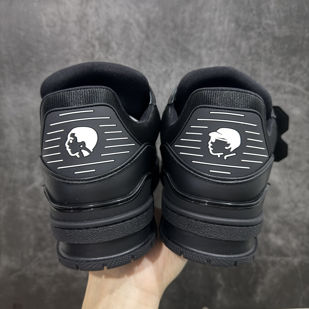 图片[4]-【天花板/Goat版】 市场最强版 没有之一的存在💪🏻 Louis Vuitton LV Trainer 系列全新版上架 手里有正品的可以对比下🆚懂货的看细节‼️ 此版品质是市场从未达到的新高度！ 整体版型 皮料 牛仔布的色差 压花纹路清晰度 后跟版型等等 都可以自行对比[机智]吊打市场所有货，怒甩十条街的那种，直接来正品对比图🆚，欢迎拿市场各大工厂的货来对比！ 尺码：35-45码-选品中心