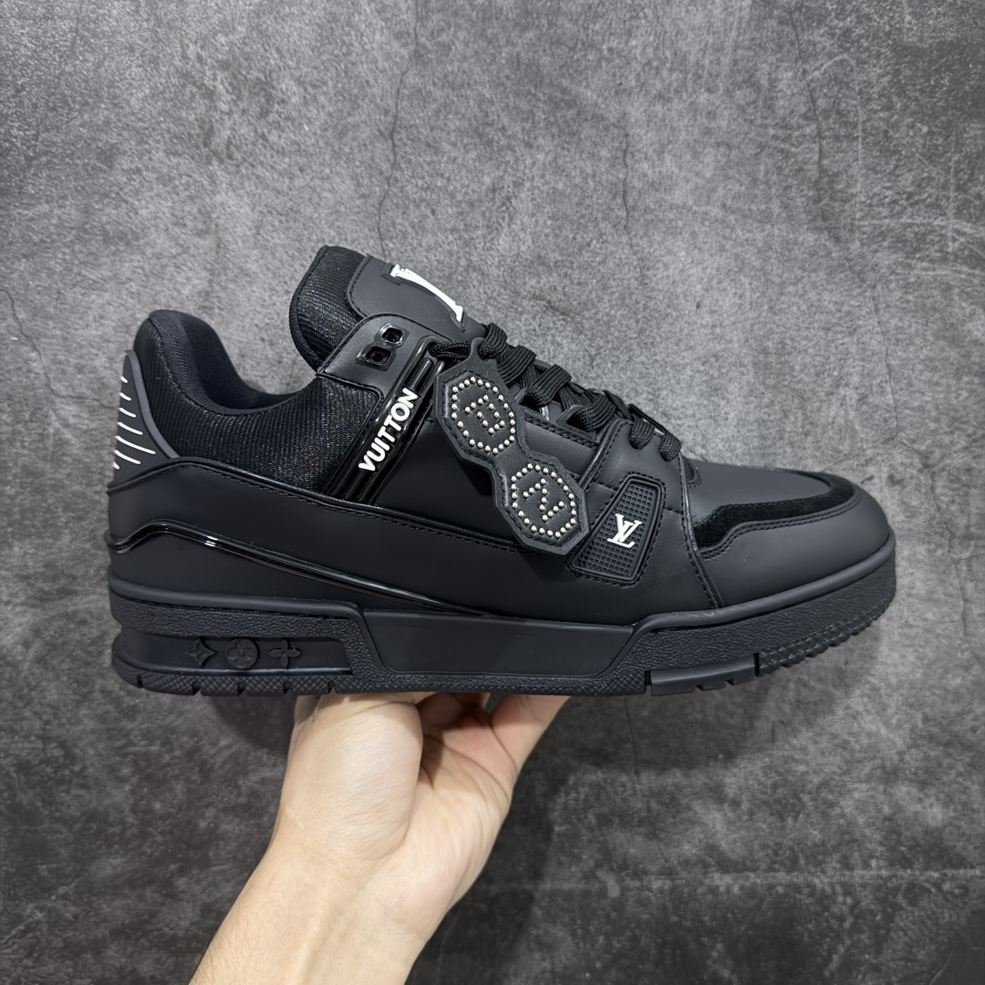 【天花板/Goat版】 市场最强版 没有之一的存在💪🏻 Louis Vuitton LV Trainer 系列全新版上架 手里有正品的可以对比下🆚懂货的看细节‼️ 此版品质是市场从未达到的新高度！ 整体版型 皮料 牛仔布的色差 压花纹路清晰度 后跟版型等等 都可以自行对比[机智]吊打市场所有货，怒甩十条街的那种，直接来正品对比图🆚，欢迎拿市场各大工厂的货来对比！ 尺码：35-45码-选品中心