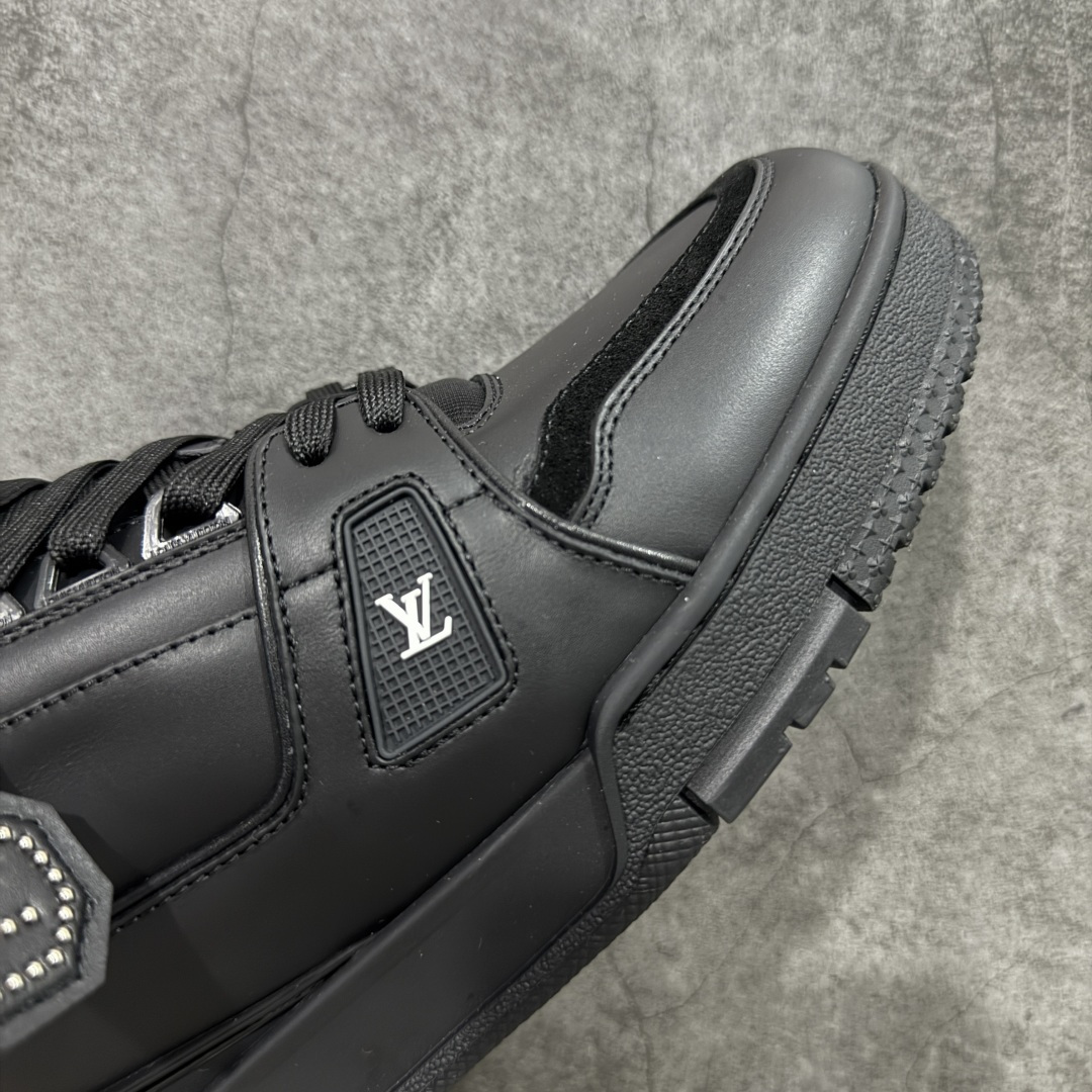 图片[6]-【天花板/Goat版】 市场最强版 没有之一的存在💪🏻 Louis Vuitton LV Trainer 系列全新版上架 手里有正品的可以对比下🆚懂货的看细节‼️ 此版品质是市场从未达到的新高度！ 整体版型 皮料 牛仔布的色差 压花纹路清晰度 后跟版型等等 都可以自行对比[机智]吊打市场所有货，怒甩十条街的那种，直接来正品对比图🆚，欢迎拿市场各大工厂的货来对比！ 尺码：35-45码-选品中心