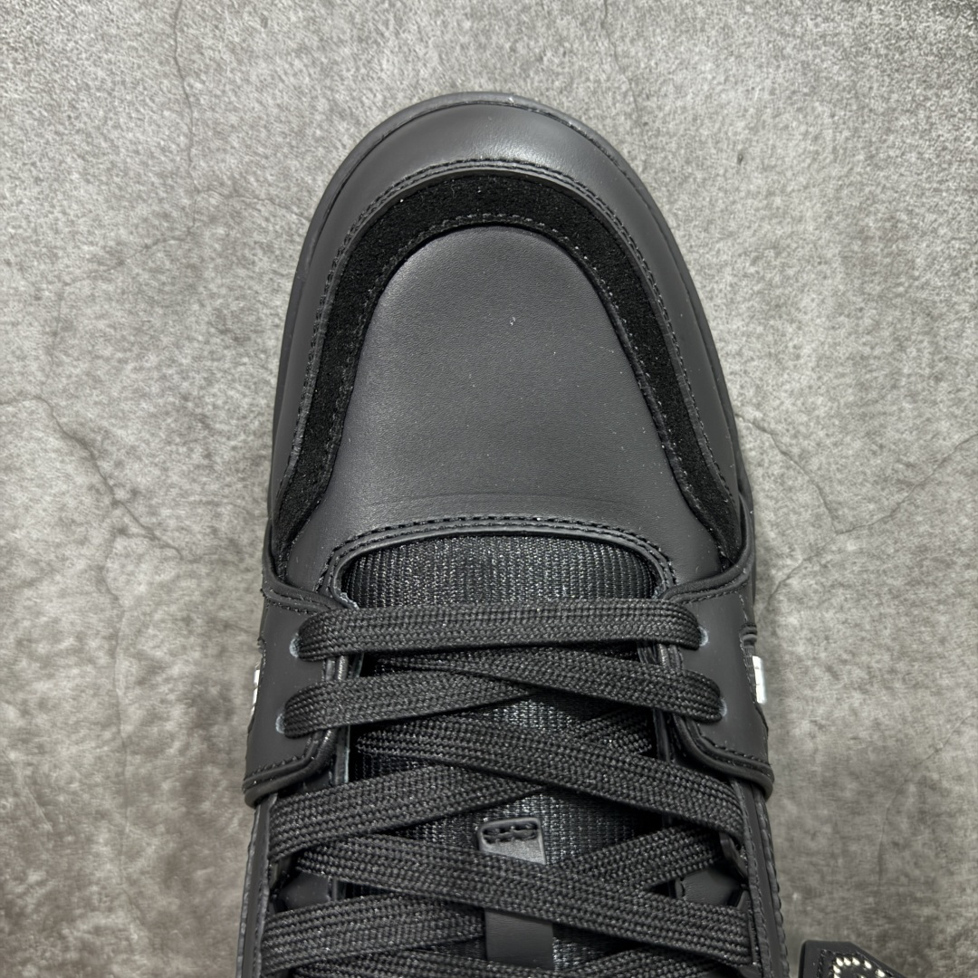 图片[5]-【天花板/Goat版】 市场最强版 没有之一的存在💪🏻 Louis Vuitton LV Trainer 系列全新版上架 手里有正品的可以对比下🆚懂货的看细节‼️ 此版品质是市场从未达到的新高度！ 整体版型 皮料 牛仔布的色差 压花纹路清晰度 后跟版型等等 都可以自行对比[机智]吊打市场所有货，怒甩十条街的那种，直接来正品对比图🆚，欢迎拿市场各大工厂的货来对比！ 尺码：35-45码-选品中心