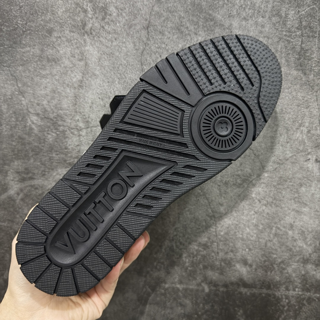 图片[9]-【天花板/Goat版】 市场最强版 没有之一的存在💪🏻 Louis Vuitton LV Trainer 系列全新版上架 手里有正品的可以对比下🆚懂货的看细节‼️ 此版品质是市场从未达到的新高度！ 整体版型 皮料 牛仔布的色差 压花纹路清晰度 后跟版型等等 都可以自行对比[机智]吊打市场所有货，怒甩十条街的那种，直接来正品对比图🆚，欢迎拿市场各大工厂的货来对比！ 尺码：35-45码-选品中心