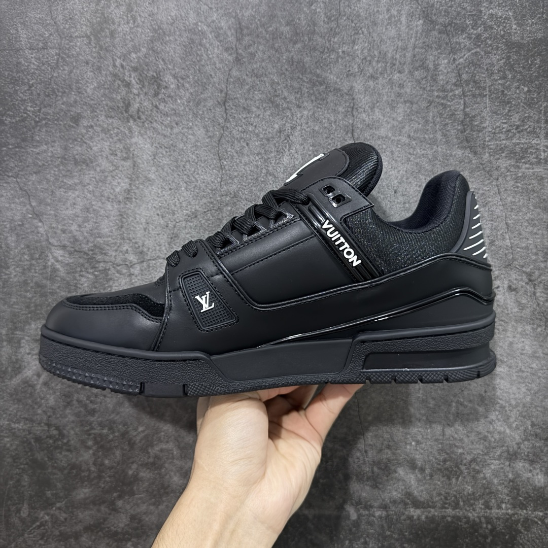 图片[2]-【天花板/Goat版】 市场最强版 没有之一的存在💪🏻 Louis Vuitton LV Trainer 系列全新版上架 手里有正品的可以对比下🆚懂货的看细节‼️ 此版品质是市场从未达到的新高度！ 整体版型 皮料 牛仔布的色差 压花纹路清晰度 后跟版型等等 都可以自行对比[机智]吊打市场所有货，怒甩十条街的那种，直接来正品对比图🆚，欢迎拿市场各大工厂的货来对比！ 尺码：35-45码-选品中心