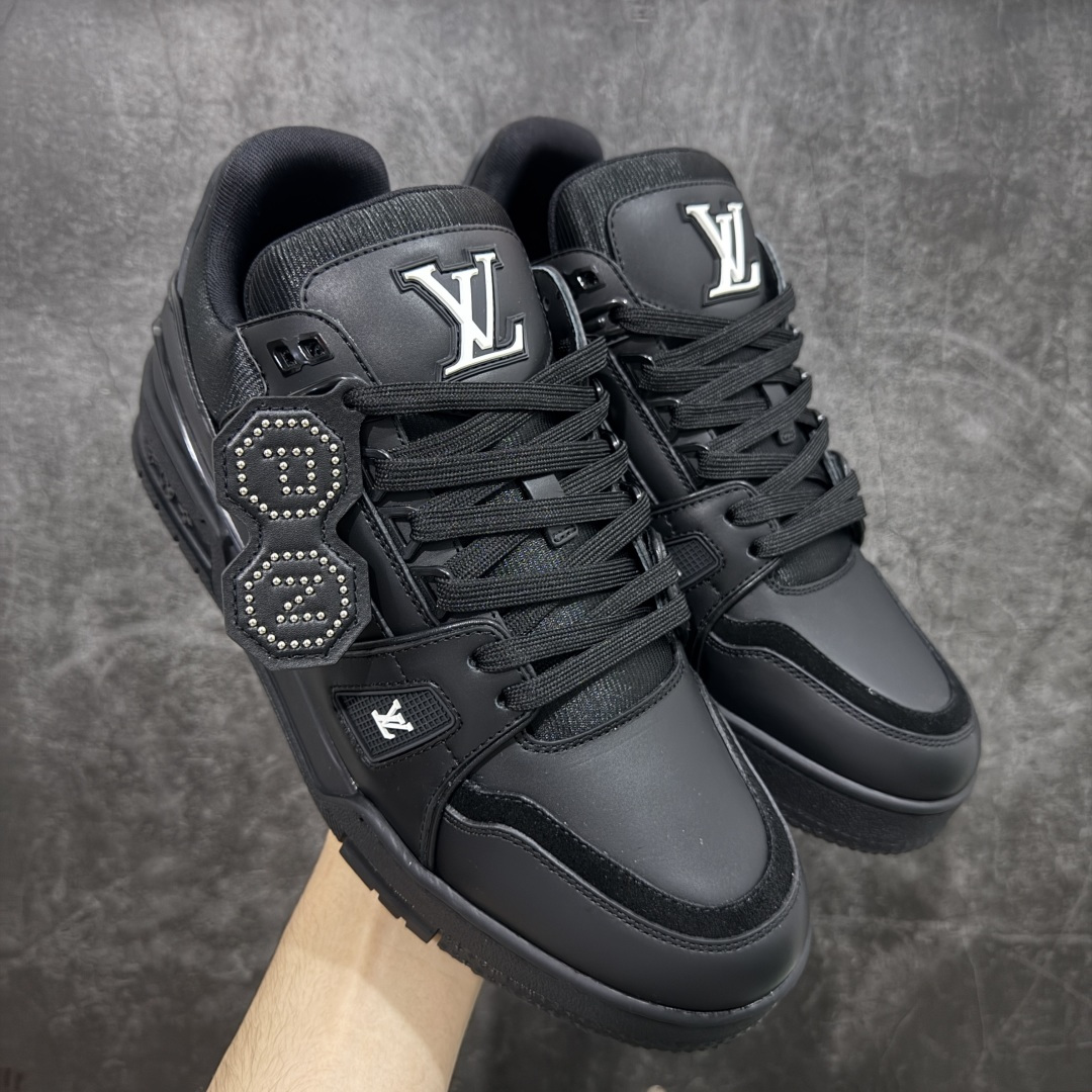 【天花板/Goat版】 市场最强版 没有之一的存在💪🏻 Louis Vuitton LV Trainer 系列全新版上架 手里有正品的可以对比下🆚懂货的看细节‼️ 此版品质是市场从未达到的新高度！ 整体版型 皮料 牛仔布的色差 压花纹路清晰度 后跟版型等等 都可以自行对比[机智]吊打市场所有货，怒甩十条街的那种，直接来正品对比图🆚，欢迎拿市场各大工厂的货来对比！ 尺码：35-45码-选品中心