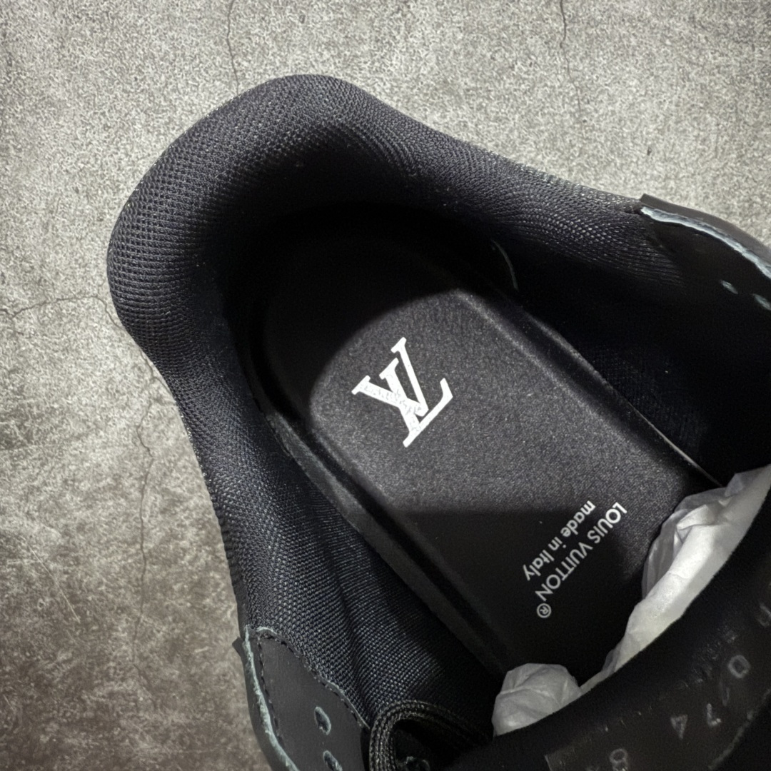 图片[7]-【天花板/Goat版】 市场最强版 没有之一的存在💪🏻 Louis Vuitton LV Trainer 系列全新版上架 手里有正品的可以对比下🆚懂货的看细节‼️ 此版品质是市场从未达到的新高度！ 整体版型 皮料 牛仔布的色差 压花纹路清晰度 后跟版型等等 都可以自行对比[机智]吊打市场所有货，怒甩十条街的那种，直接来正品对比图🆚，欢迎拿市场各大工厂的货来对比！ 尺码：35-45码-选品中心