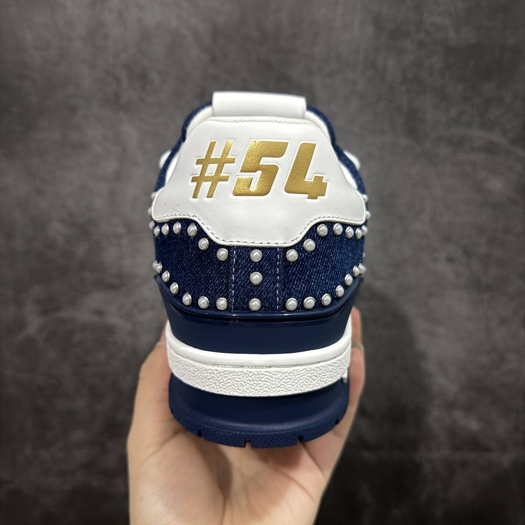 图片[4]-【莞产YS版本】Louis Vuitton Trainer lv时装走秀运动鞋 完美鞋型超高的清洁度 零毛边线头瑕疵 全套原楦原纸版原鞋开模 全网最具灵魂的版型 正确原装黄色鞋盒 正确中底印花 鞋面印花3D高频深度立体 全鞋电脑针车 紧密相连 针距密度一致 环保乳胶注塑鞋垫 厚度脚感还原原版 皮面裁剪部位 统一油边封口工艺 原装橡胶大底含胶量大底组合零偏差 专柜全套包装 防尘袋 说明书 质保卡 男女鞋 尺码：35 36 37 38 39 40 41 42 43 44 45-选品中心