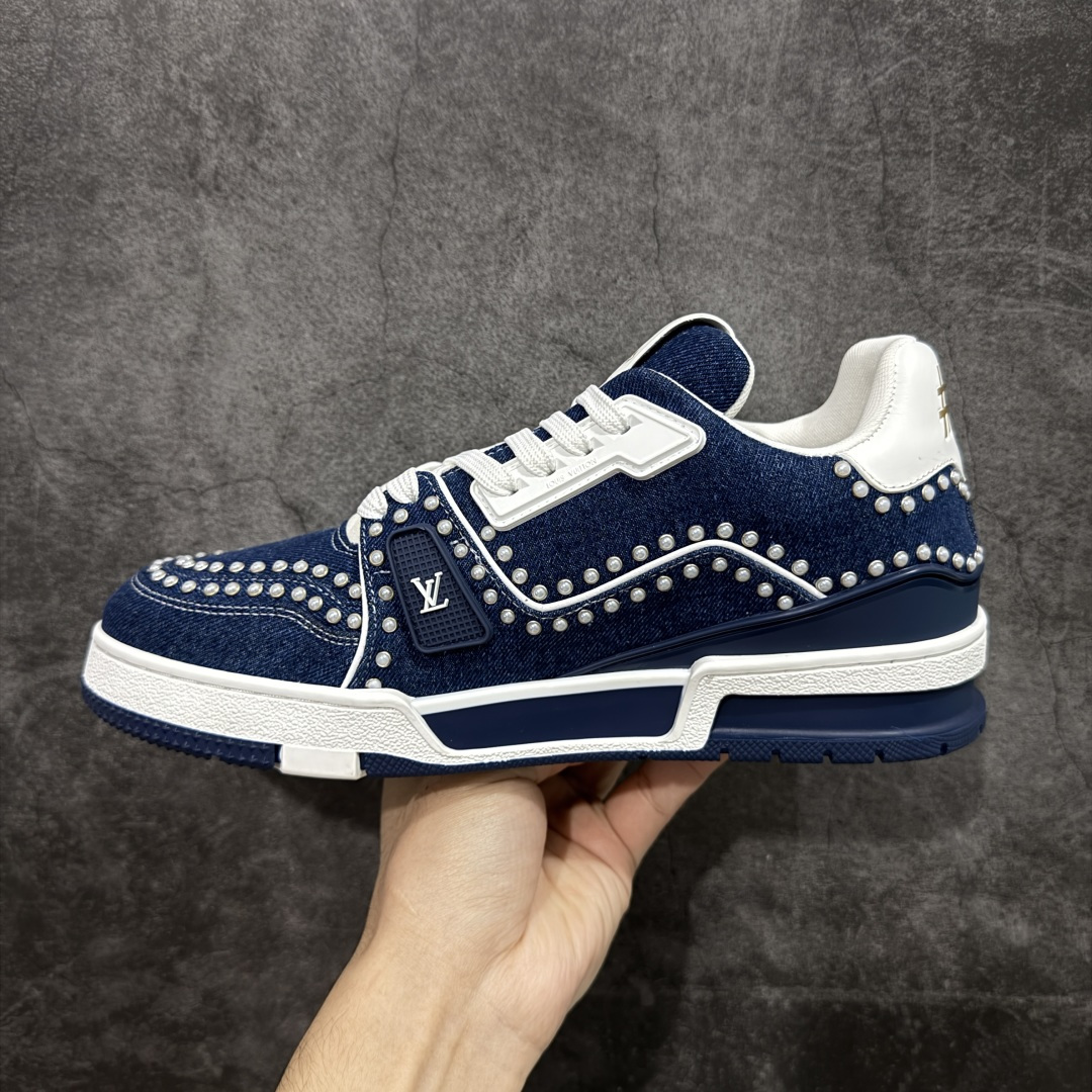 图片[2]-【莞产YS版本】Louis Vuitton Trainer lv时装走秀运动鞋 完美鞋型超高的清洁度 零毛边线头瑕疵 全套原楦原纸版原鞋开模 全网最具灵魂的版型 正确原装黄色鞋盒 正确中底印花 鞋面印花3D高频深度立体 全鞋电脑针车 紧密相连 针距密度一致 环保乳胶注塑鞋垫 厚度脚感还原原版 皮面裁剪部位 统一油边封口工艺 原装橡胶大底含胶量大底组合零偏差 专柜全套包装 防尘袋 说明书 质保卡 男女鞋 尺码：35 36 37 38 39 40 41 42 43 44 45-选品中心