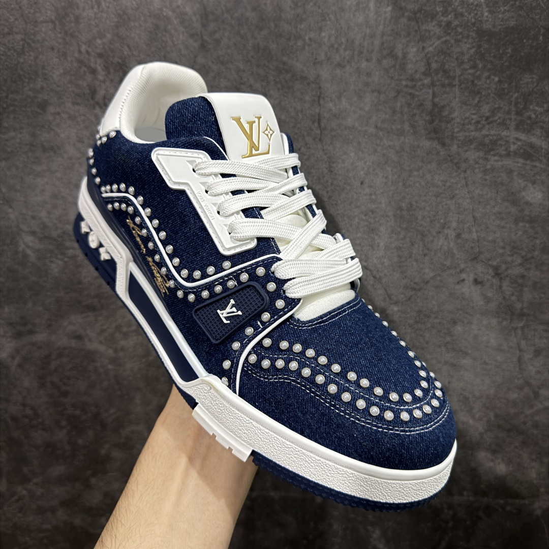 图片[3]-【莞产YS版本】Louis Vuitton Trainer lv时装走秀运动鞋 完美鞋型超高的清洁度 零毛边线头瑕疵 全套原楦原纸版原鞋开模 全网最具灵魂的版型 正确原装黄色鞋盒 正确中底印花 鞋面印花3D高频深度立体 全鞋电脑针车 紧密相连 针距密度一致 环保乳胶注塑鞋垫 厚度脚感还原原版 皮面裁剪部位 统一油边封口工艺 原装橡胶大底含胶量大底组合零偏差 专柜全套包装 防尘袋 说明书 质保卡 男女鞋 尺码：35 36 37 38 39 40 41 42 43 44 45-选品中心