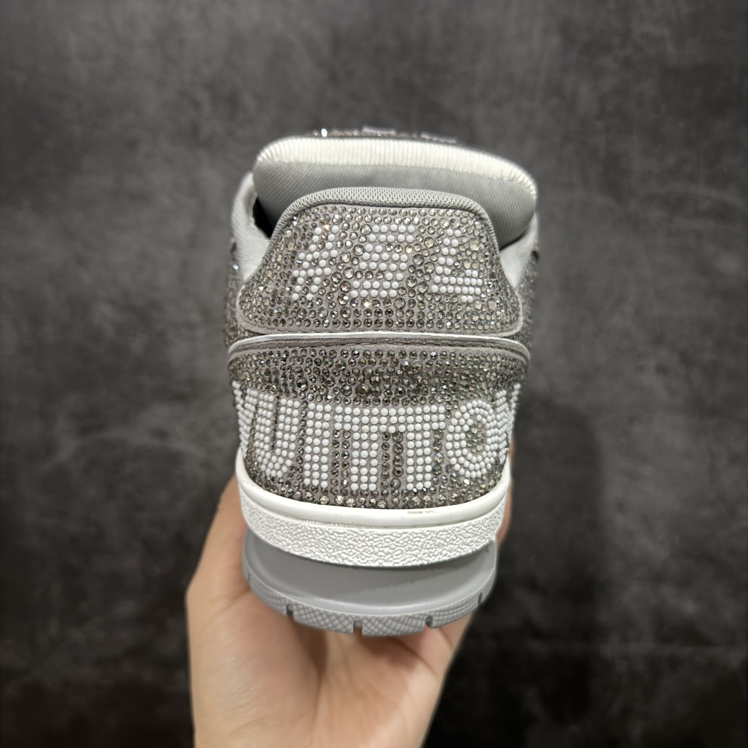 图片[4]-【莞产YS版本】Louis Vuitton Trainer lv时装走秀运动鞋 完美鞋型超高的清洁度 零毛边线头瑕疵 全套原楦原纸版原鞋开模 全网最具灵魂的版型 正确原装黄色鞋盒 正确中底印花 鞋面印花3D高频深度立体 全鞋电脑针车 紧密相连 针距密度一致 环保乳胶注塑鞋垫 厚度脚感还原原版 皮面裁剪部位 统一油边封口工艺 原装橡胶大底含胶量大底组合零偏差 专柜全套包装 防尘袋 说明书 质保卡 男女鞋 尺码： 38 39 40 41 42 43 44 45-选品中心