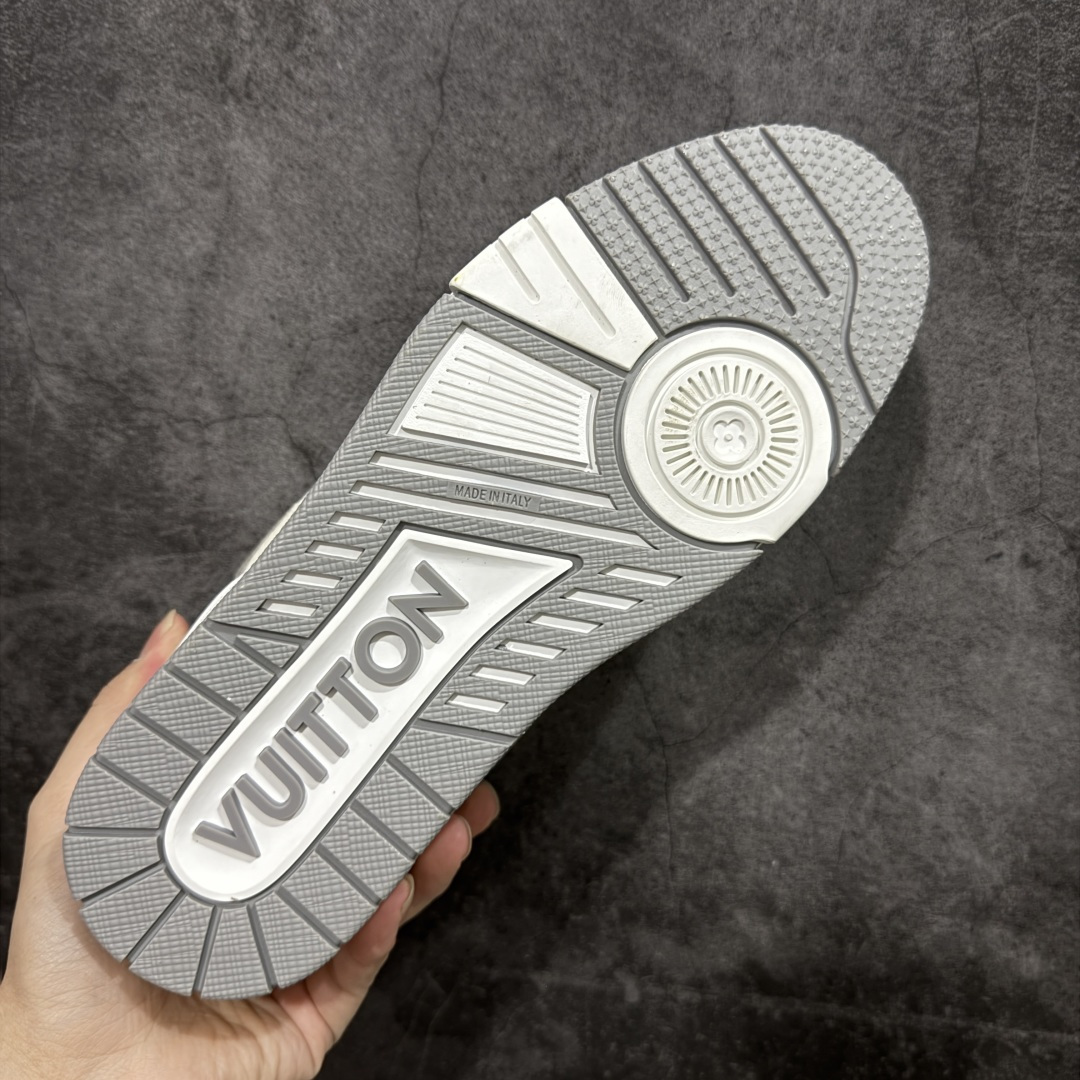 图片[9]-【莞产YS版本】Louis Vuitton Trainer lv时装走秀运动鞋 完美鞋型超高的清洁度 零毛边线头瑕疵 全套原楦原纸版原鞋开模 全网最具灵魂的版型 正确原装黄色鞋盒 正确中底印花 鞋面印花3D高频深度立体 全鞋电脑针车 紧密相连 针距密度一致 环保乳胶注塑鞋垫 厚度脚感还原原版 皮面裁剪部位 统一油边封口工艺 原装橡胶大底含胶量大底组合零偏差 专柜全套包装 防尘袋 说明书 质保卡 男女鞋 尺码： 38 39 40 41 42 43 44 45-选品中心