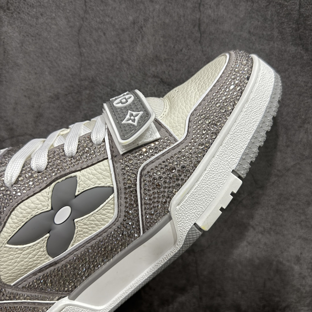 图片[6]-【莞产YS版本】Louis Vuitton Trainer lv时装走秀运动鞋 完美鞋型超高的清洁度 零毛边线头瑕疵 全套原楦原纸版原鞋开模 全网最具灵魂的版型 正确原装黄色鞋盒 正确中底印花 鞋面印花3D高频深度立体 全鞋电脑针车 紧密相连 针距密度一致 环保乳胶注塑鞋垫 厚度脚感还原原版 皮面裁剪部位 统一油边封口工艺 原装橡胶大底含胶量大底组合零偏差 专柜全套包装 防尘袋 说明书 质保卡 男女鞋 尺码： 38 39 40 41 42 43 44 45-选品中心