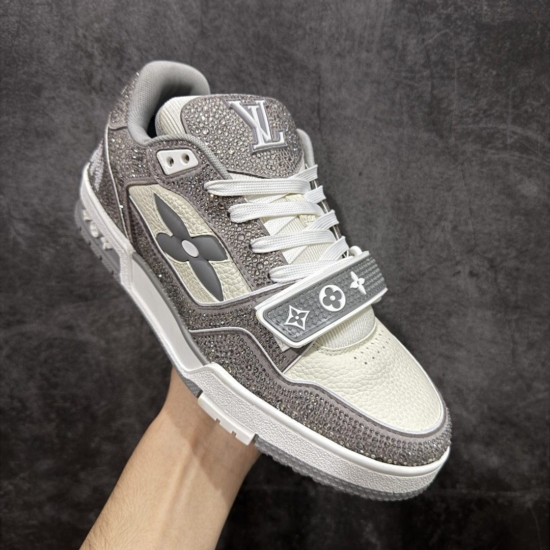 图片[3]-【莞产YS版本】Louis Vuitton Trainer lv时装走秀运动鞋 完美鞋型超高的清洁度 零毛边线头瑕疵 全套原楦原纸版原鞋开模 全网最具灵魂的版型 正确原装黄色鞋盒 正确中底印花 鞋面印花3D高频深度立体 全鞋电脑针车 紧密相连 针距密度一致 环保乳胶注塑鞋垫 厚度脚感还原原版 皮面裁剪部位 统一油边封口工艺 原装橡胶大底含胶量大底组合零偏差 专柜全套包装 防尘袋 说明书 质保卡 男女鞋 尺码： 38 39 40 41 42 43 44 45-选品中心