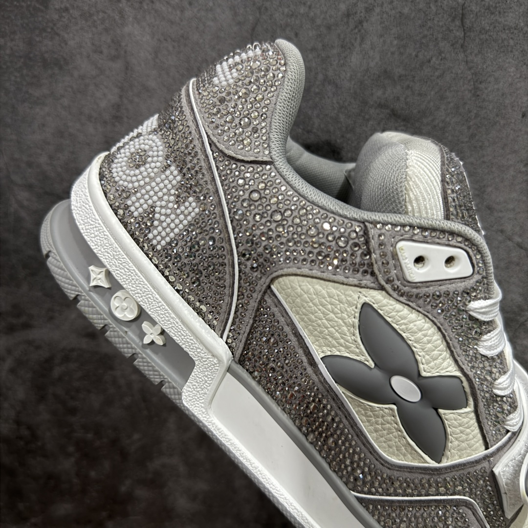 图片[7]-【莞产YS版本】Louis Vuitton Trainer lv时装走秀运动鞋 完美鞋型超高的清洁度 零毛边线头瑕疵 全套原楦原纸版原鞋开模 全网最具灵魂的版型 正确原装黄色鞋盒 正确中底印花 鞋面印花3D高频深度立体 全鞋电脑针车 紧密相连 针距密度一致 环保乳胶注塑鞋垫 厚度脚感还原原版 皮面裁剪部位 统一油边封口工艺 原装橡胶大底含胶量大底组合零偏差 专柜全套包装 防尘袋 说明书 质保卡 男女鞋 尺码： 38 39 40 41 42 43 44 45-选品中心