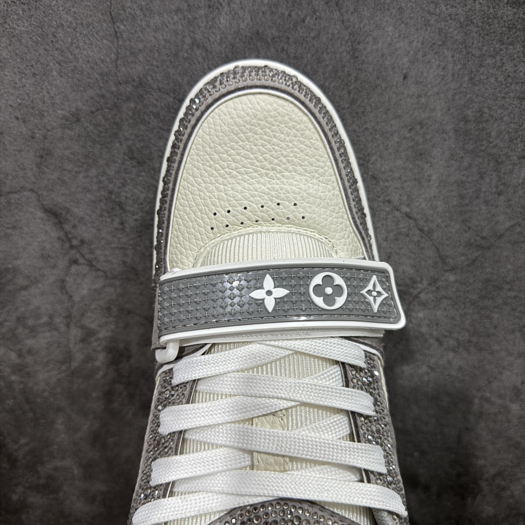 图片[5]-【莞产YS版本】Louis Vuitton Trainer lv时装走秀运动鞋 完美鞋型超高的清洁度 零毛边线头瑕疵 全套原楦原纸版原鞋开模 全网最具灵魂的版型 正确原装黄色鞋盒 正确中底印花 鞋面印花3D高频深度立体 全鞋电脑针车 紧密相连 针距密度一致 环保乳胶注塑鞋垫 厚度脚感还原原版 皮面裁剪部位 统一油边封口工艺 原装橡胶大底含胶量大底组合零偏差 专柜全套包装 防尘袋 说明书 质保卡 男女鞋 尺码： 38 39 40 41 42 43 44 45-选品中心