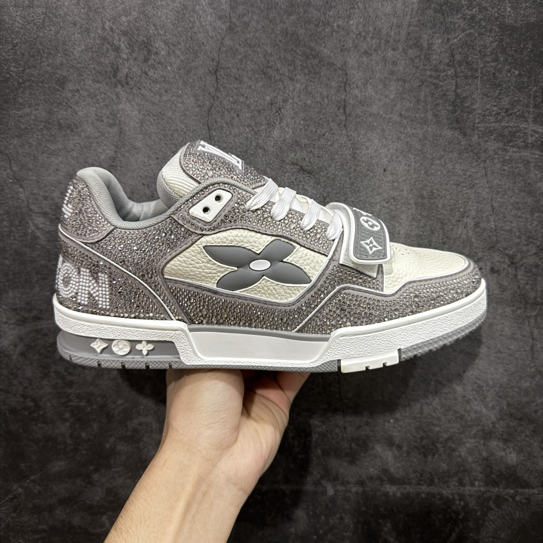【莞产YS版本】Louis Vuitton Trainer lv时装走秀运动鞋 完美鞋型超高的清洁度 零毛边线头瑕疵 全套原楦原纸版原鞋开模 全网最具灵魂的版型 正确原装黄色鞋盒 正确中底印花 鞋面印花3D高频深度立体 全鞋电脑针车 紧密相连 针距密度一致 环保乳胶注塑鞋垫 厚度脚感还原原版 皮面裁剪部位 统一油边封口工艺 原装橡胶大底含胶量大底组合零偏差 专柜全套包装 防尘袋 说明书 质保卡 男女鞋 尺码： 38 39 40 41 42 43 44 45-选品中心