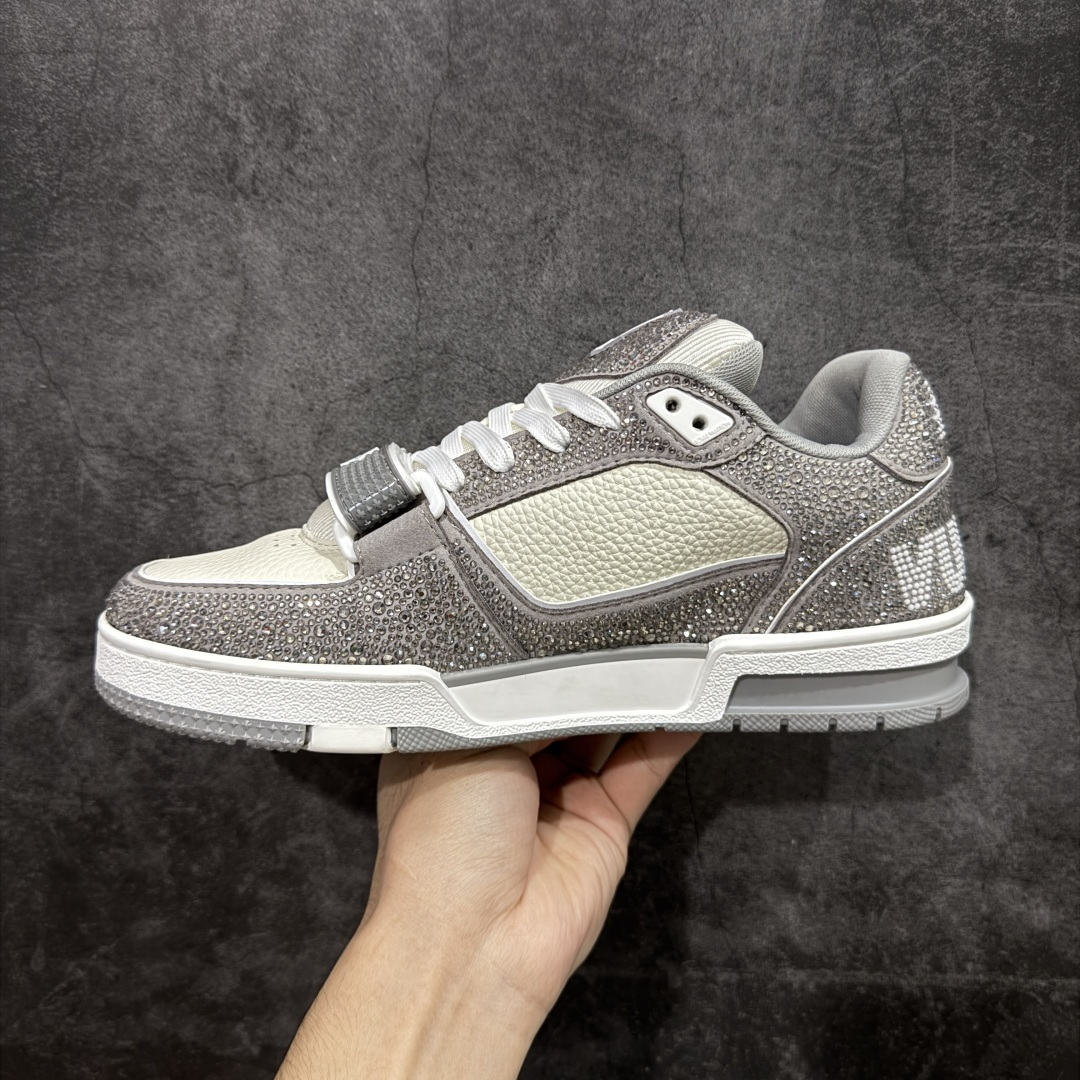 图片[2]-【莞产YS版本】Louis Vuitton Trainer lv时装走秀运动鞋 完美鞋型超高的清洁度 零毛边线头瑕疵 全套原楦原纸版原鞋开模 全网最具灵魂的版型 正确原装黄色鞋盒 正确中底印花 鞋面印花3D高频深度立体 全鞋电脑针车 紧密相连 针距密度一致 环保乳胶注塑鞋垫 厚度脚感还原原版 皮面裁剪部位 统一油边封口工艺 原装橡胶大底含胶量大底组合零偏差 专柜全套包装 防尘袋 说明书 质保卡 男女鞋 尺码： 38 39 40 41 42 43 44 45-选品中心