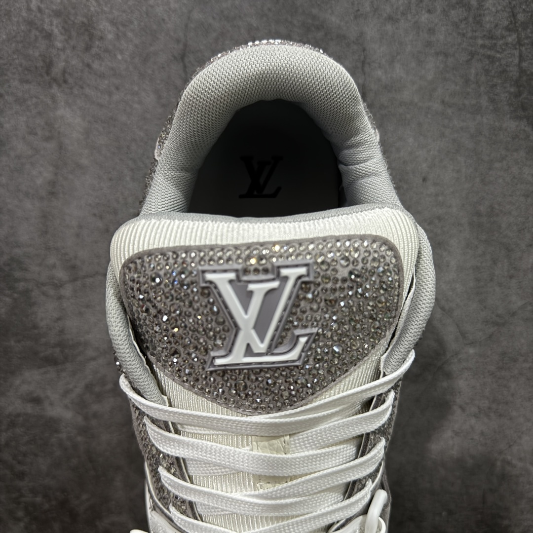 图片[8]-【莞产YS版本】Louis Vuitton Trainer lv时装走秀运动鞋 完美鞋型超高的清洁度 零毛边线头瑕疵 全套原楦原纸版原鞋开模 全网最具灵魂的版型 正确原装黄色鞋盒 正确中底印花 鞋面印花3D高频深度立体 全鞋电脑针车 紧密相连 针距密度一致 环保乳胶注塑鞋垫 厚度脚感还原原版 皮面裁剪部位 统一油边封口工艺 原装橡胶大底含胶量大底组合零偏差 专柜全套包装 防尘袋 说明书 质保卡 男女鞋 尺码： 38 39 40 41 42 43 44 45-选品中心