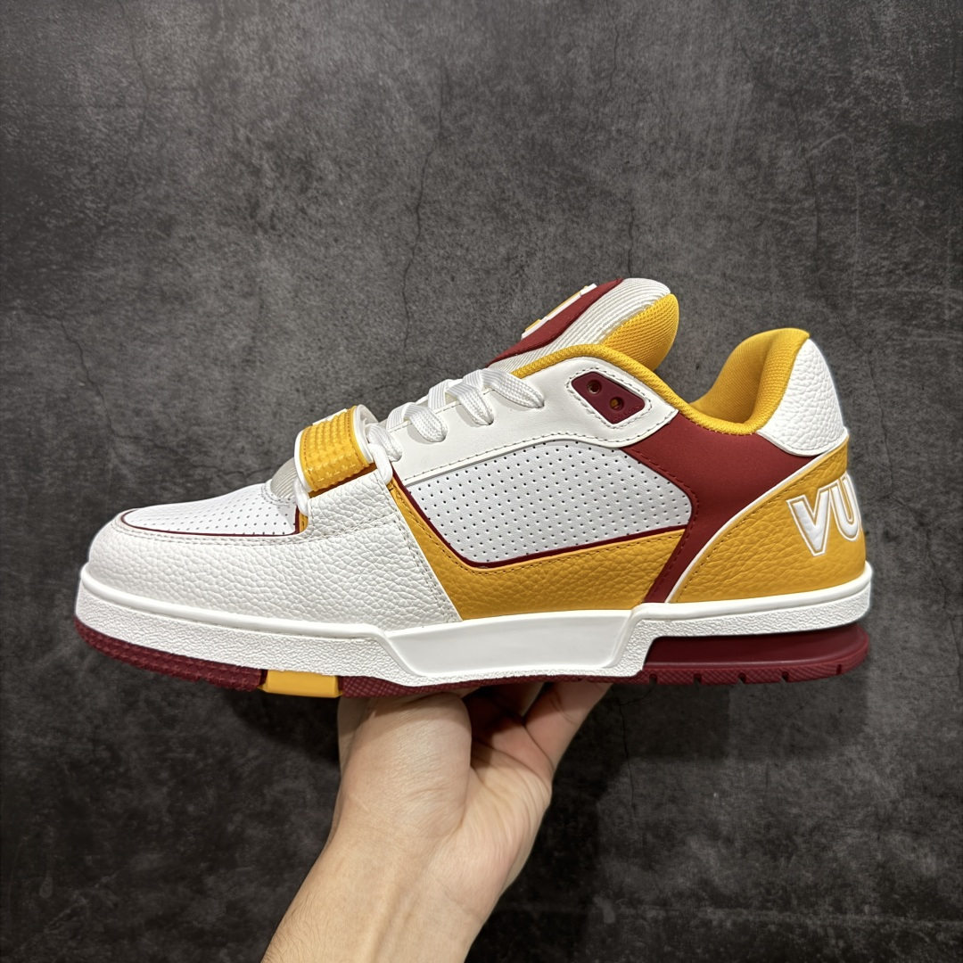 图片[2]-【莞产YS版本】Louis Vuitton Trainer lv时装走秀运动鞋 完美鞋型超高的清洁度 零毛边线头瑕疵 全套原楦原纸版原鞋开模 全网最具灵魂的版型 正确原装黄色鞋盒 正确中底印花 鞋面印花3D高频深度立体 全鞋电脑针车 紧密相连 针距密度一致 环保乳胶注塑鞋垫 厚度脚感还原原版 皮面裁剪部位 统一油边封口工艺 原装橡胶大底含胶量大底组合零偏差 专柜全套包装 防尘袋 说明书 质保卡 男女鞋 尺码： 38 39 40 41 42 43 44 45-选品中心