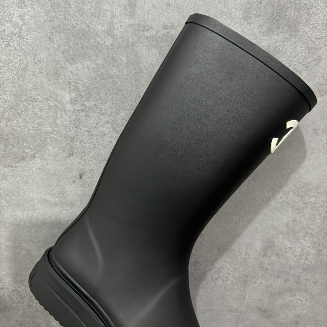 图片[7]-【广东纯原版】Chanel 香奈儿爆款雨靴 全新升级无缝接版本 太好看了，设计风格洋气时尚百搭、超显腿瘦，日常穿搭特时髦 搭什么都不会错 本季必买！谁穿谁美 材料非常有质感很高级！脚感超级柔软舒适 – MATERIAL 🙆TPU#材质 尺码：35-40-选品中心