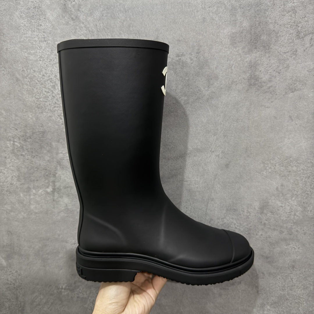 【广东纯原版】Chanel 香奈儿爆款雨靴 全新升级无缝接版本 太好看了,设计风格洋气时尚百搭、超显腿瘦,日常穿搭特时髦 搭什么都不会错 本季必买!谁穿谁美 材料非常有质感很高级!脚感超级柔软舒适 - MATERIAL 🙆TPU#材质 尺码:35-40-选品中心