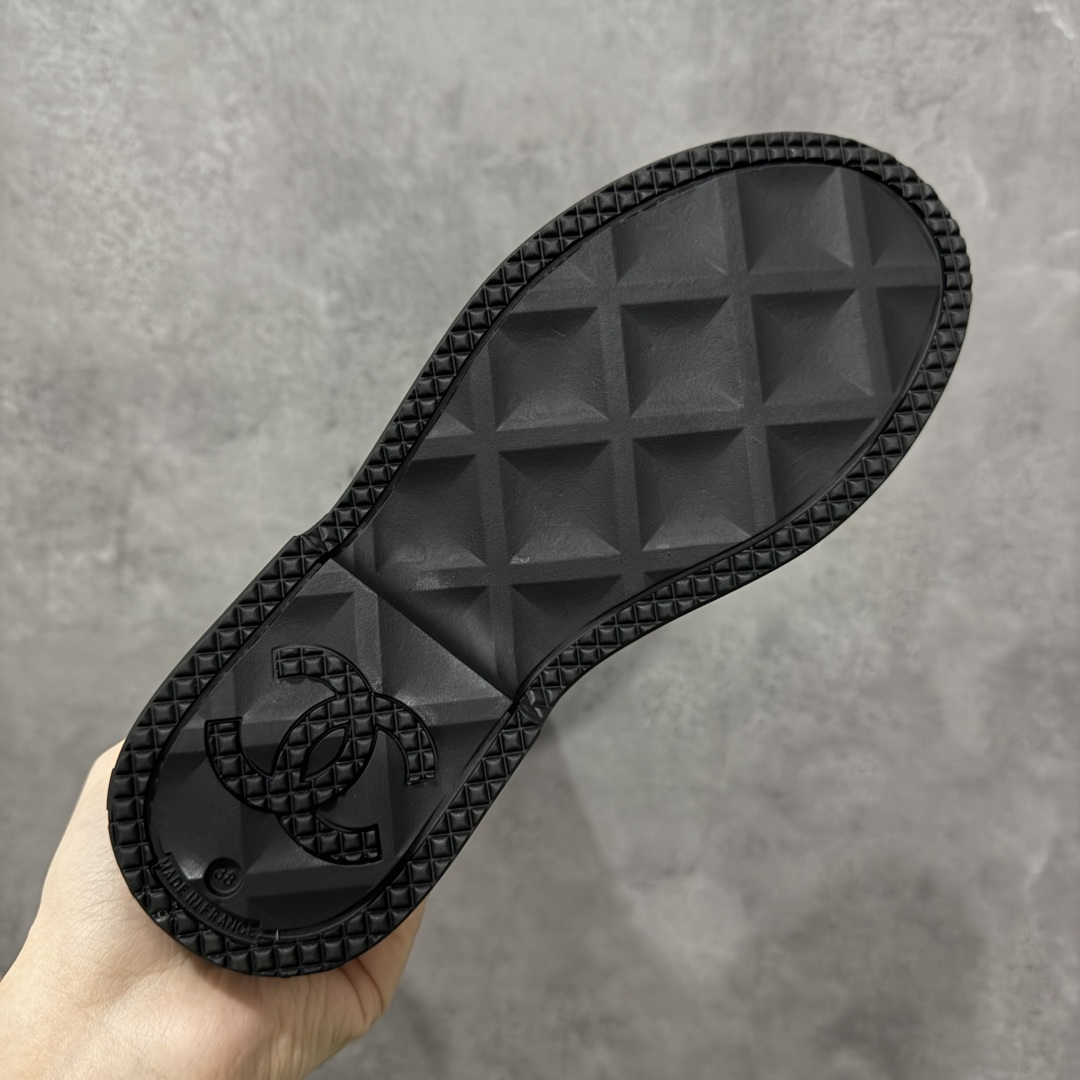 图片[9]-【广东纯原版】Chanel 香奈儿爆款雨靴 全新升级无缝接版本 太好看了，设计风格洋气时尚百搭、超显腿瘦，日常穿搭特时髦 搭什么都不会错 本季必买！谁穿谁美 材料非常有质感很高级！脚感超级柔软舒适 – MATERIAL 🙆TPU#材质 尺码：35-40-选品中心