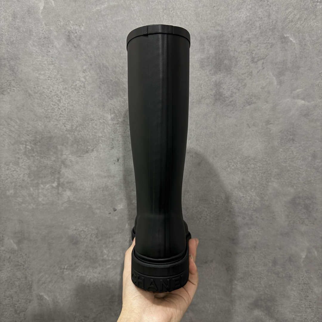图片[4]-【广东纯原版】Chanel 香奈儿爆款雨靴 全新升级无缝接版本 太好看了，设计风格洋气时尚百搭、超显腿瘦，日常穿搭特时髦 搭什么都不会错 本季必买！谁穿谁美 材料非常有质感很高级！脚感超级柔软舒适 – MATERIAL 🙆TPU#材质 尺码：35-40-选品中心