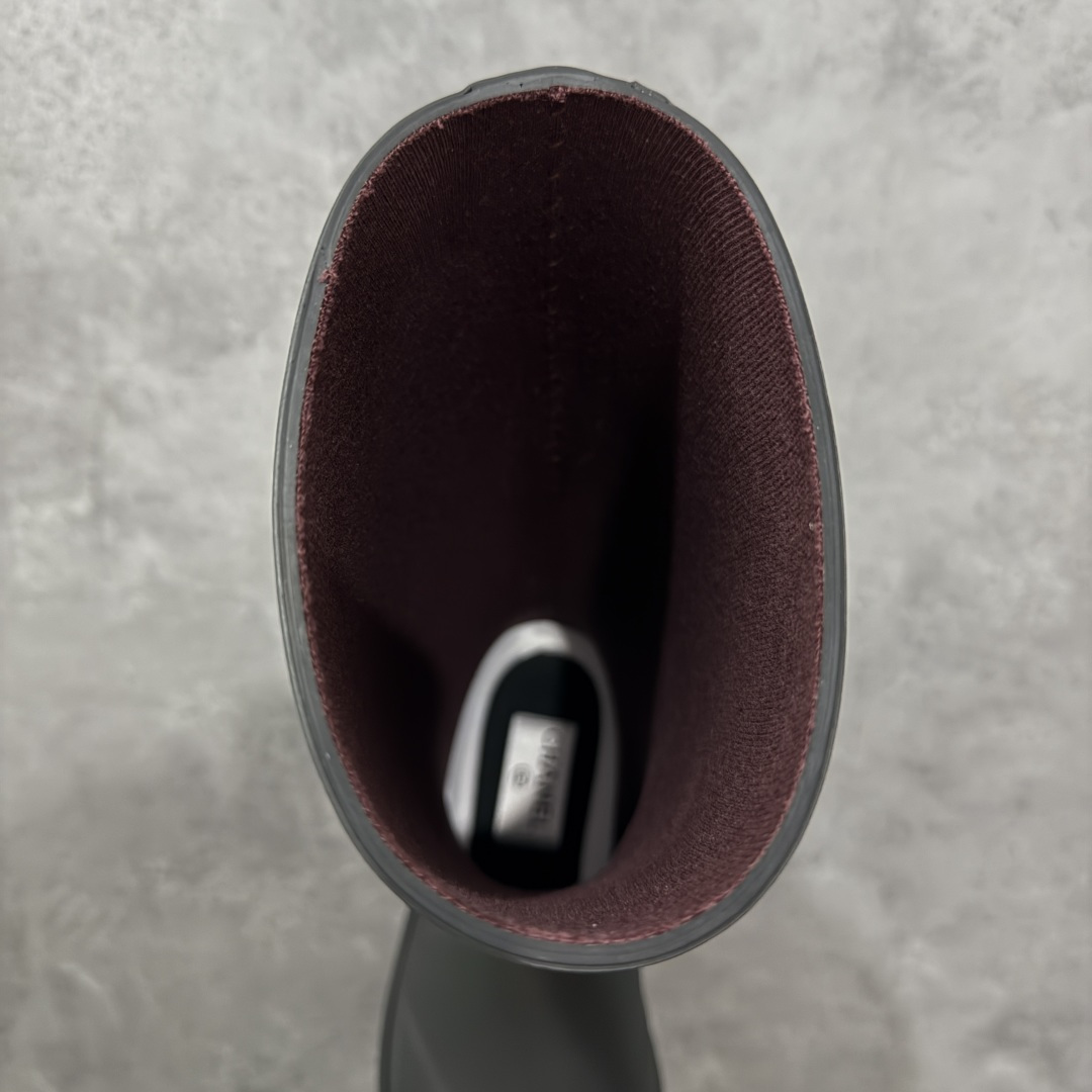 图片[8]-【广东纯原版】Chanel 香奈儿爆款雨靴 全新升级无缝接版本 太好看了，设计风格洋气时尚百搭、超显腿瘦，日常穿搭特时髦 搭什么都不会错 本季必买！谁穿谁美 材料非常有质感很高级！脚感超级柔软舒适 – MATERIAL 🙆TPU#材质 尺码：35-40-选品中心