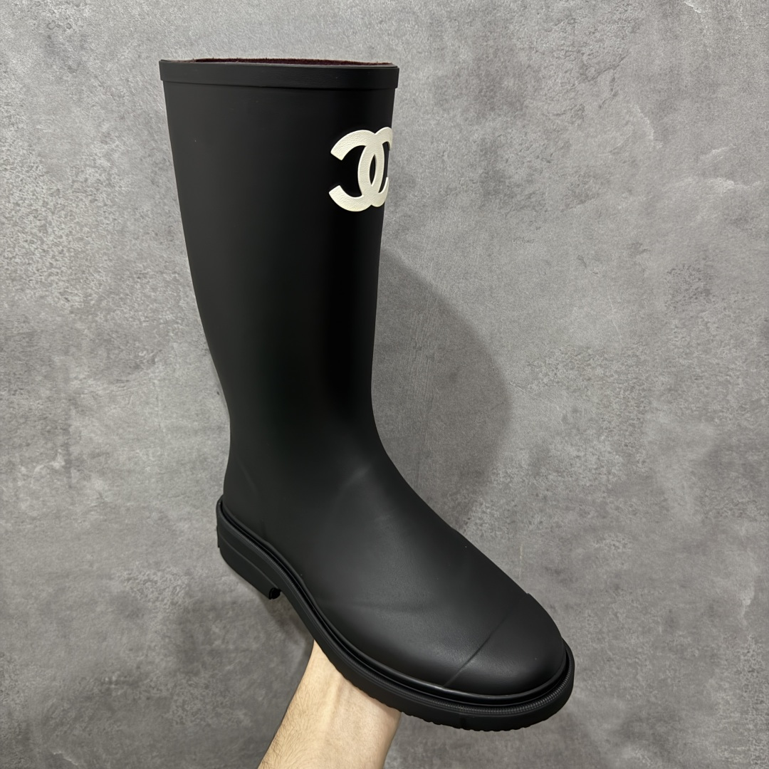 图片[3]-【广东纯原版】Chanel 香奈儿爆款雨靴 全新升级无缝接版本 太好看了，设计风格洋气时尚百搭、超显腿瘦，日常穿搭特时髦 搭什么都不会错 本季必买！谁穿谁美 材料非常有质感很高级！脚感超级柔软舒适 – MATERIAL 🙆TPU#材质 尺码：35-40-选品中心