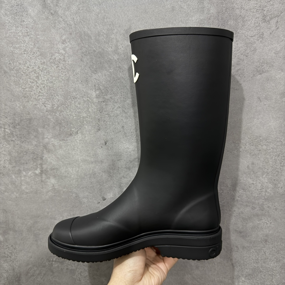 图片[2]-【广东纯原版】Chanel 香奈儿爆款雨靴 全新升级无缝接版本 太好看了，设计风格洋气时尚百搭、超显腿瘦，日常穿搭特时髦 搭什么都不会错 本季必买！谁穿谁美 材料非常有质感很高级！脚感超级柔软舒适 – MATERIAL 🙆TPU#材质 尺码：35-40-选品中心